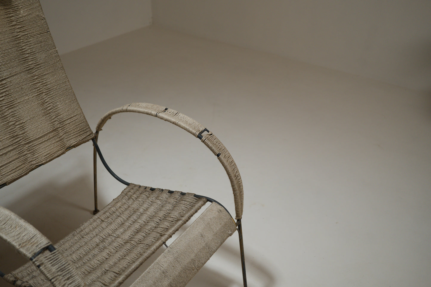 Fauteuil corde tressée et métal doré, années 1960-1970