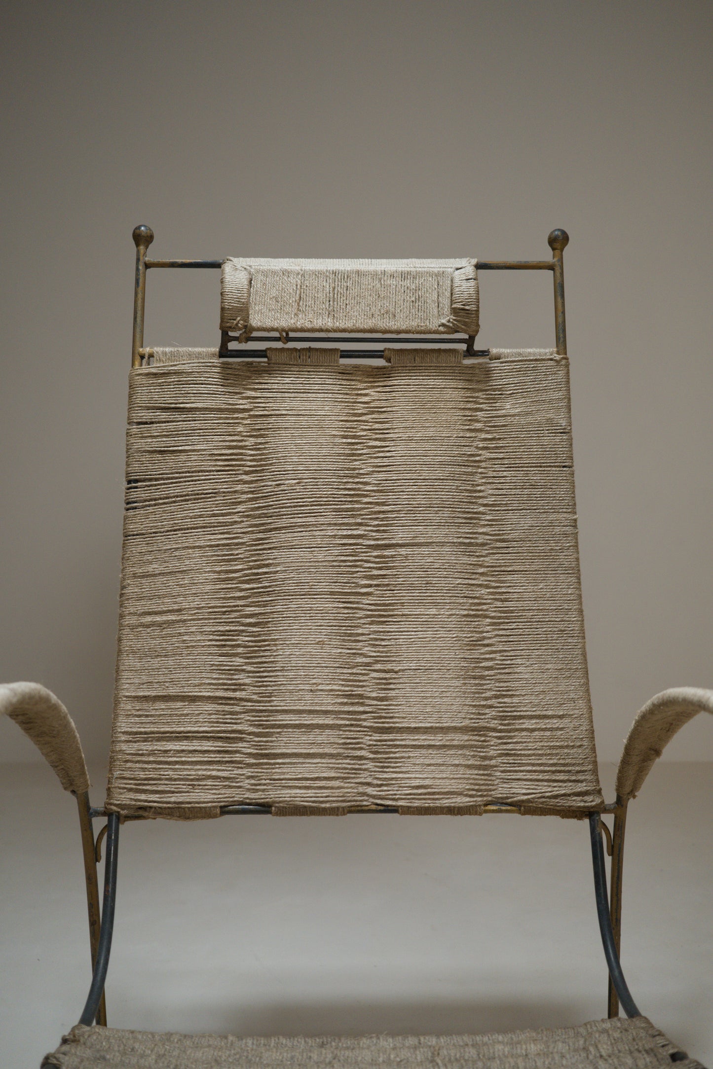 Fauteuil corde tressée et métal doré, années 1960-1970