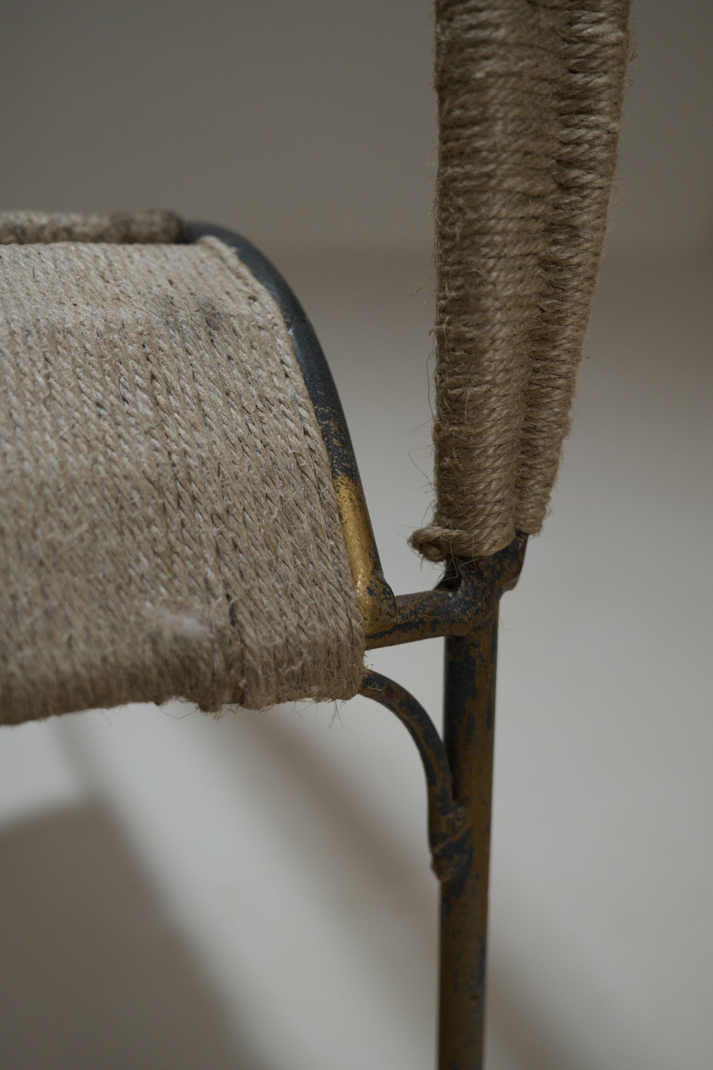 Fauteuil corde tressée et métal doré, années 1960-1970