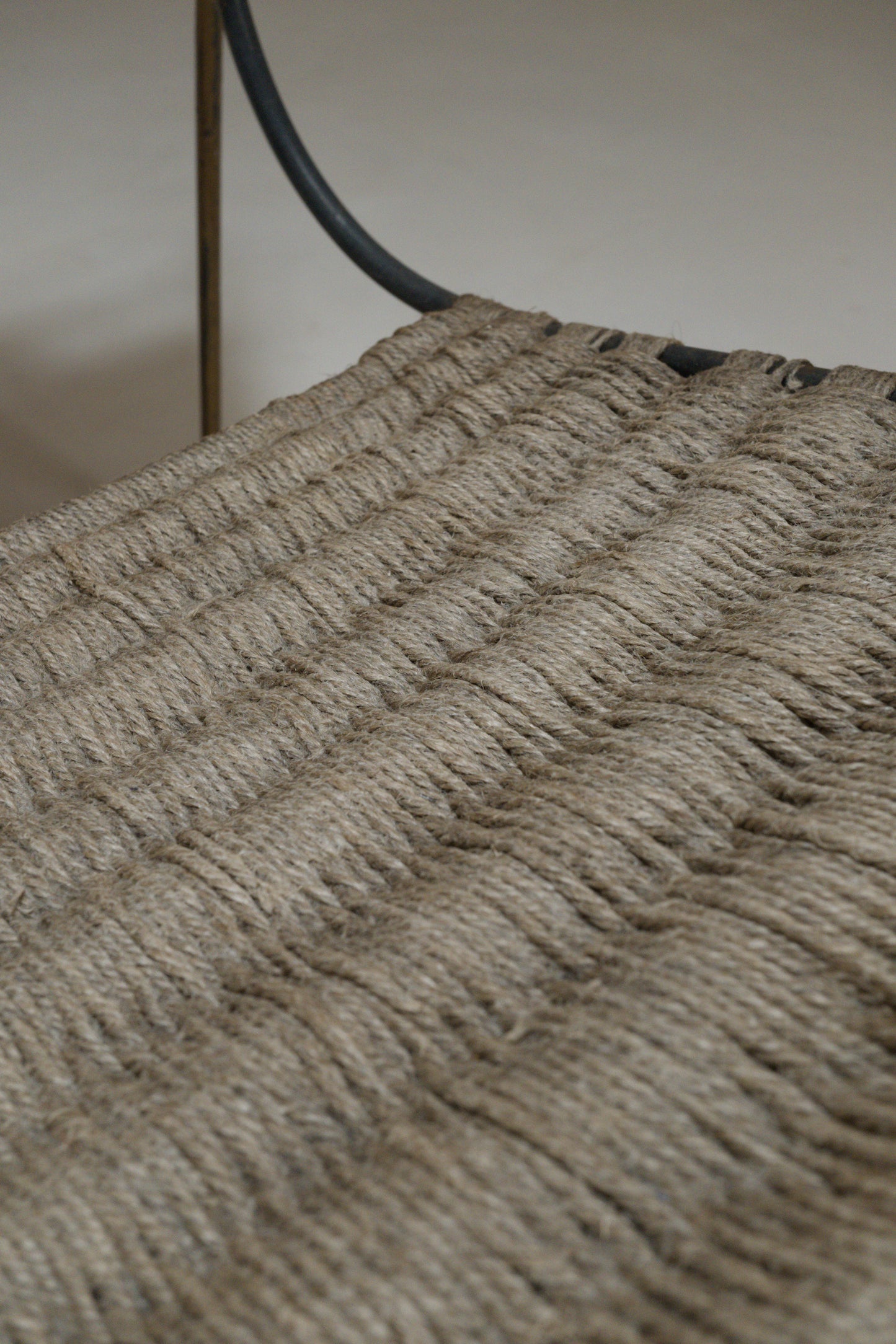Fauteuil corde tressée et métal doré, années 1960-1970