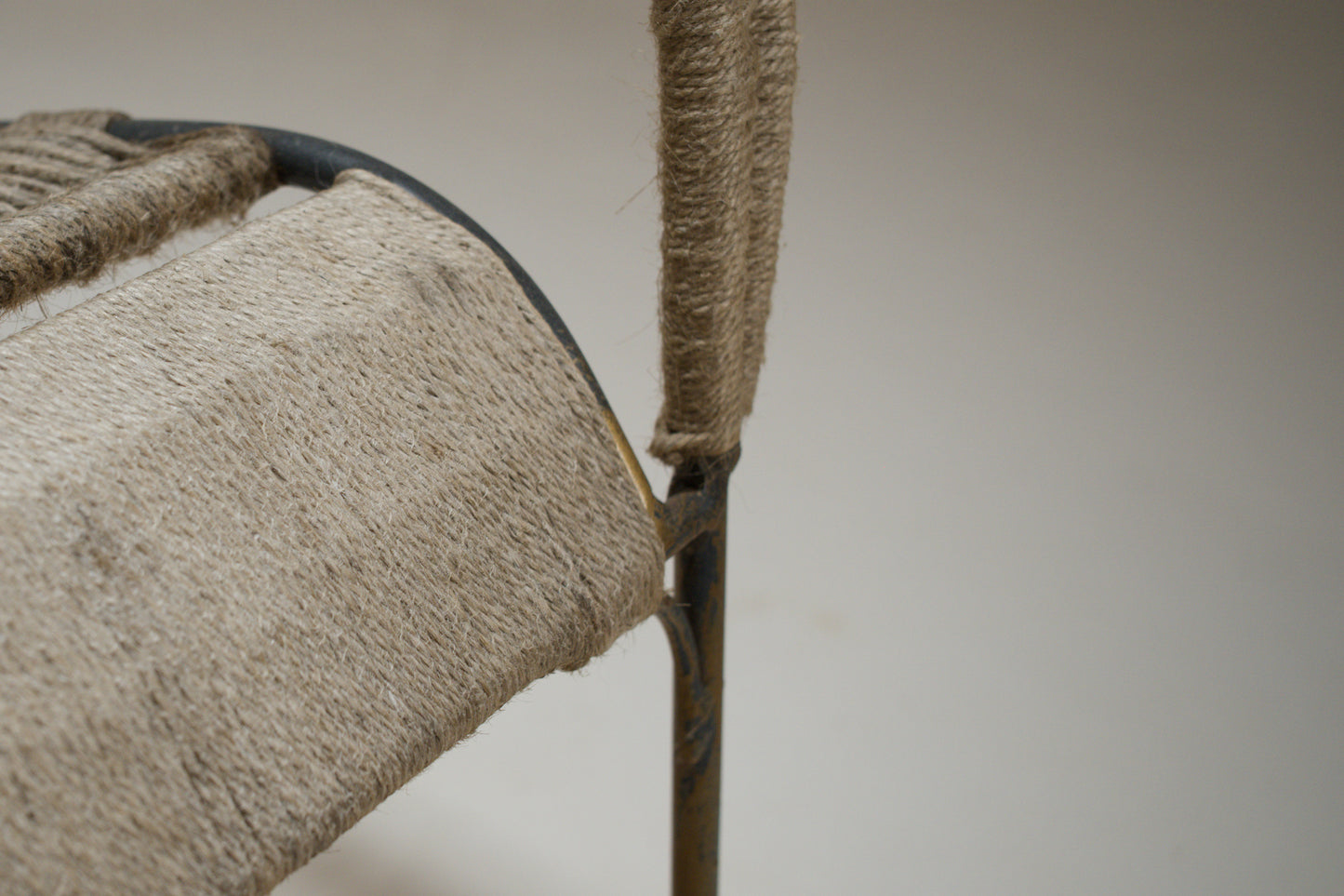 Fauteuil corde tressée et métal doré, années 1960-1970