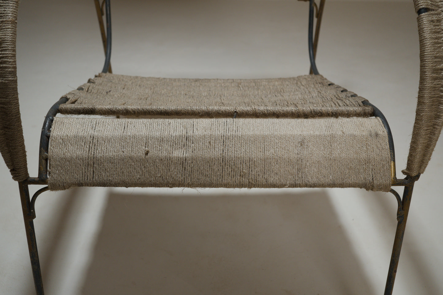 Fauteuil corde tressée et métal doré, années 1960-1970