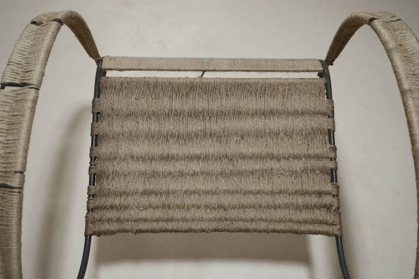 Fauteuil corde tressée et métal doré, années 1960-1970