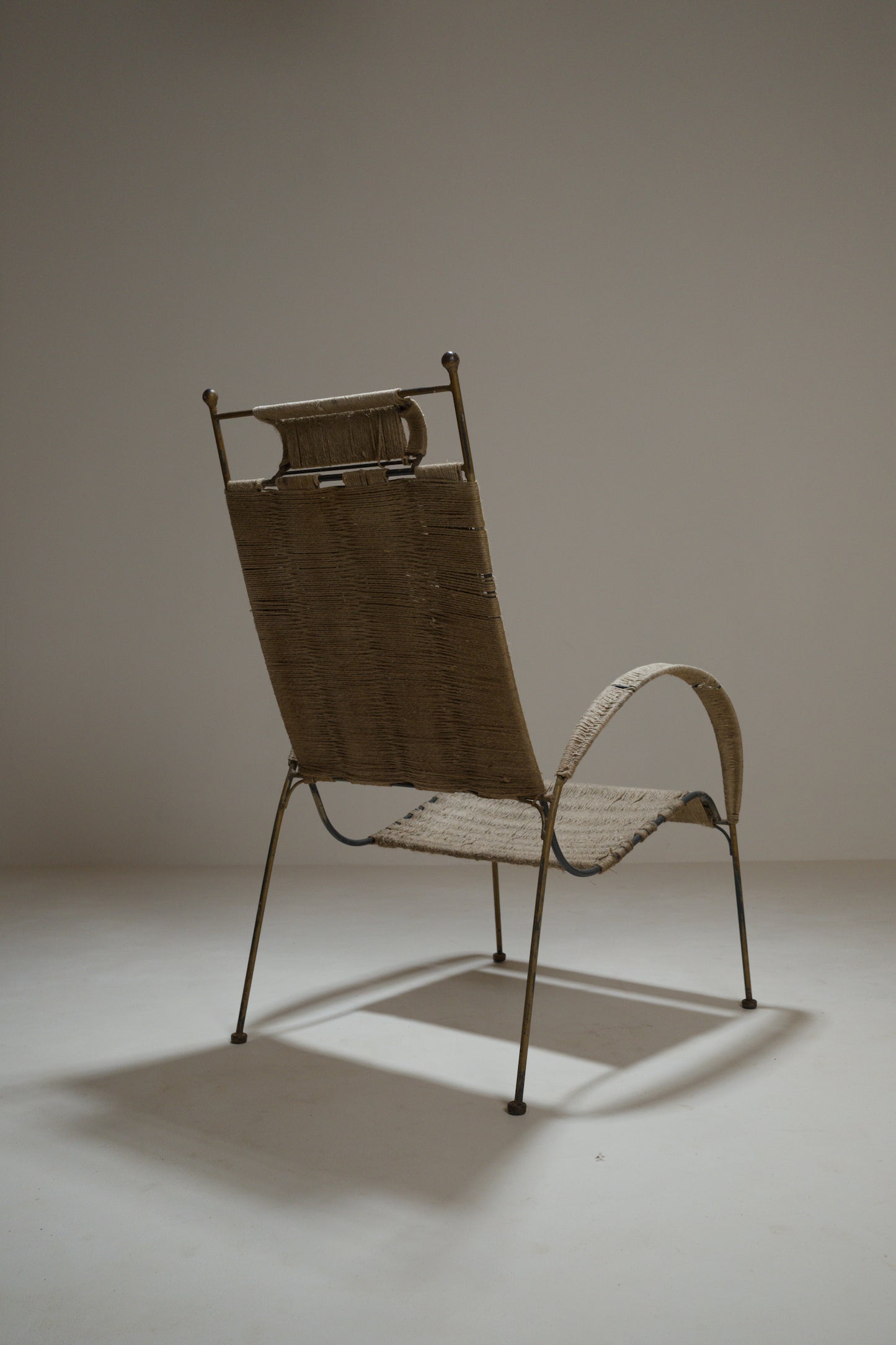 Fauteuil corde tressée et métal doré, années 1960-1970