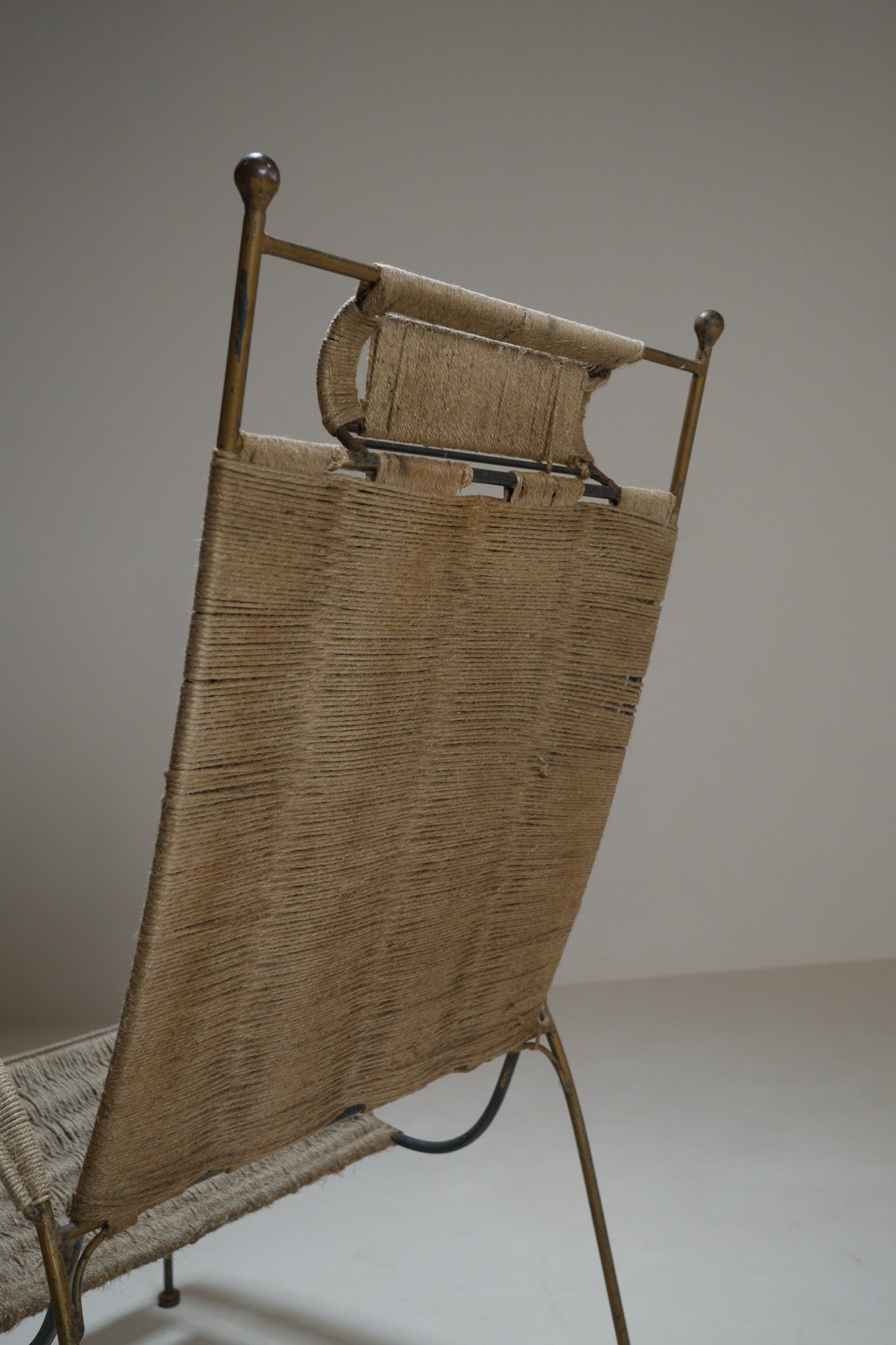 Fauteuil corde tressée et métal doré, années 1960-1970