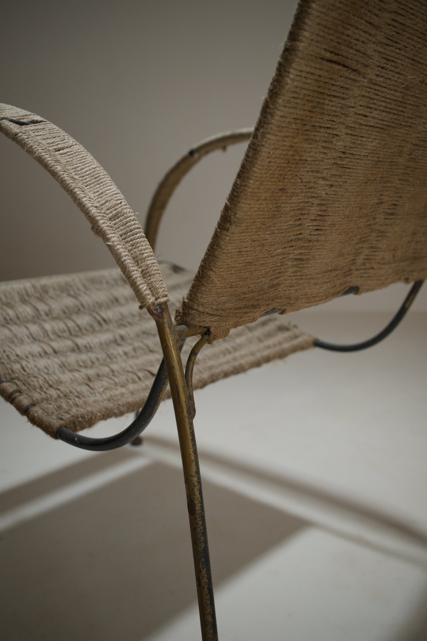 Fauteuil corde tressée et métal doré, années 1960-1970