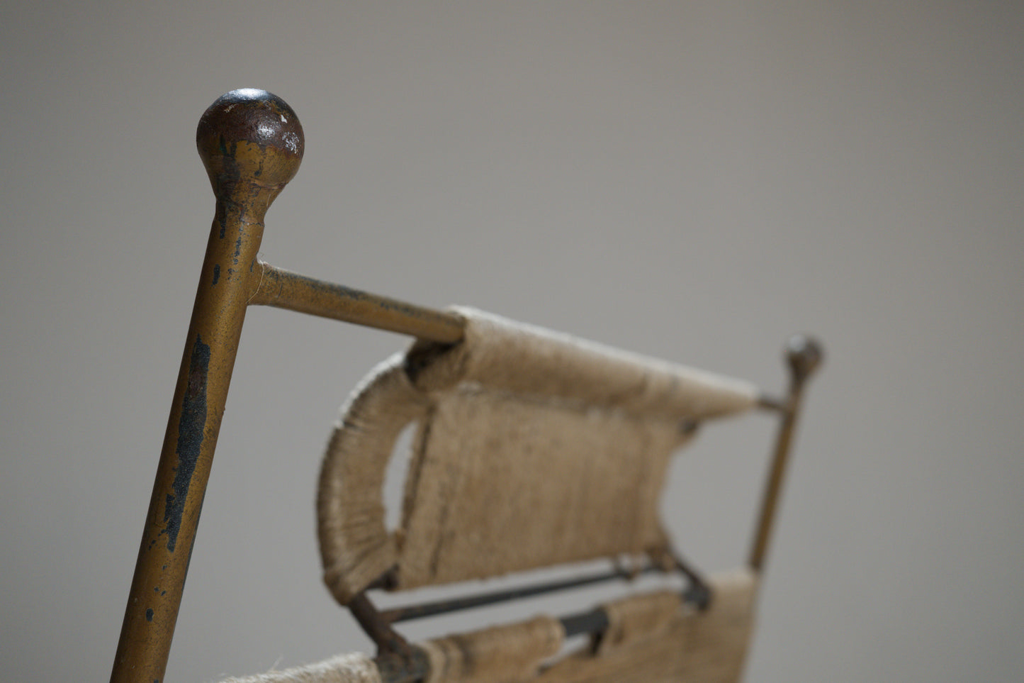 Fauteuil corde tressée et métal doré, années 1960-1970