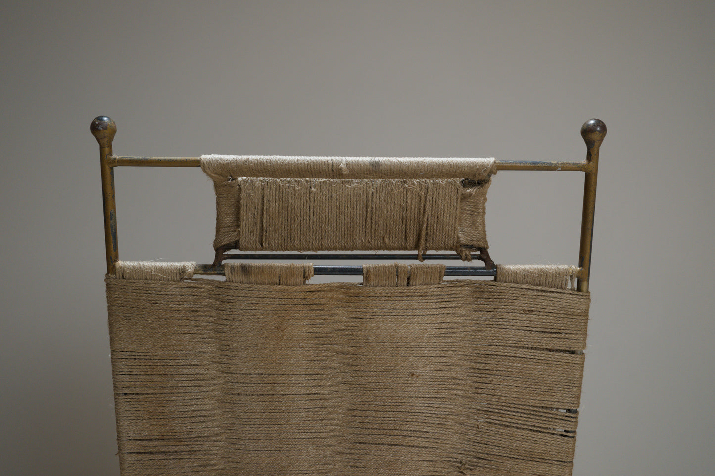 Fauteuil corde tressée et métal doré, années 1960-1970