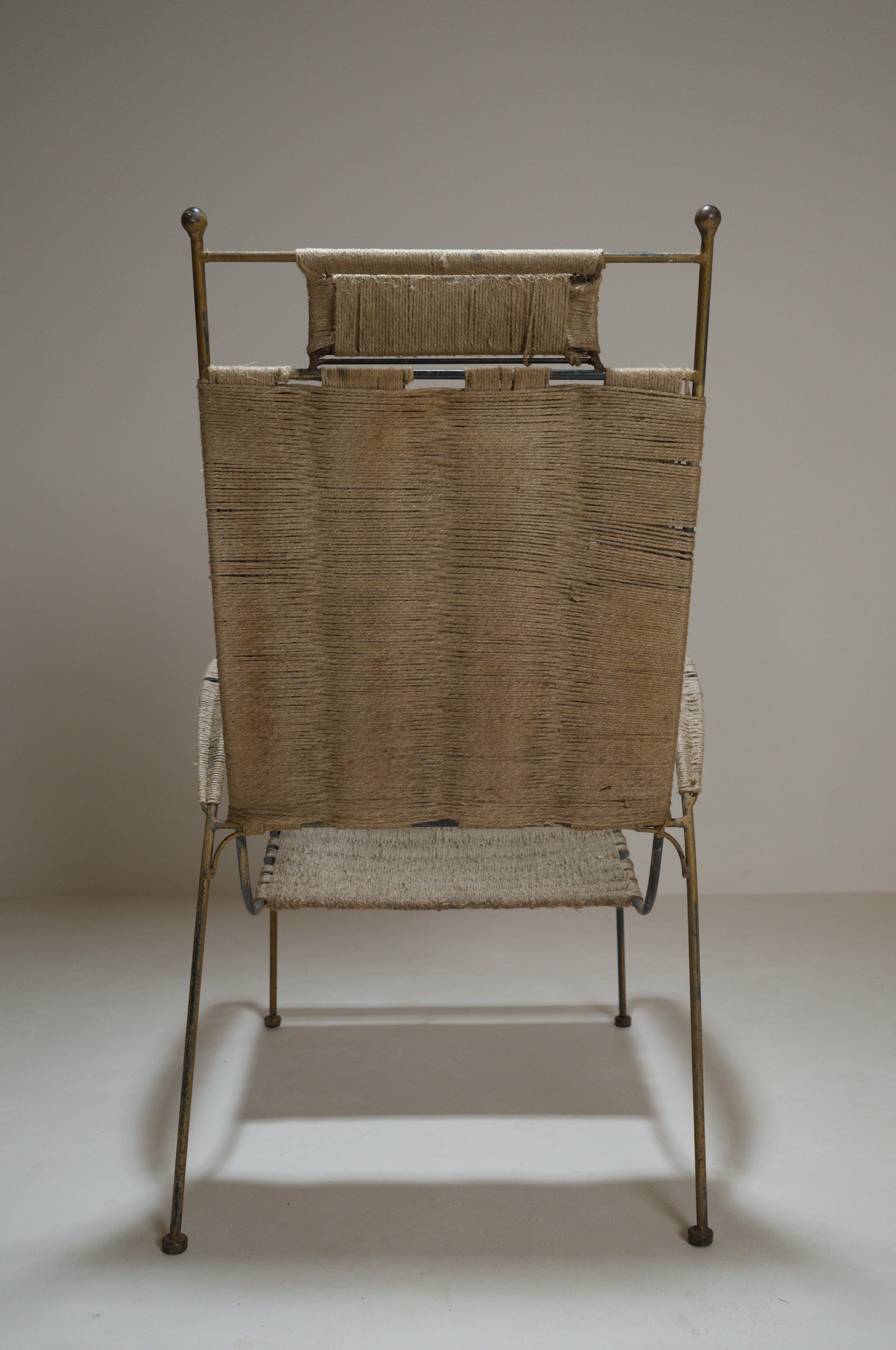 Fauteuil corde tressée et métal doré, années 1960-1970