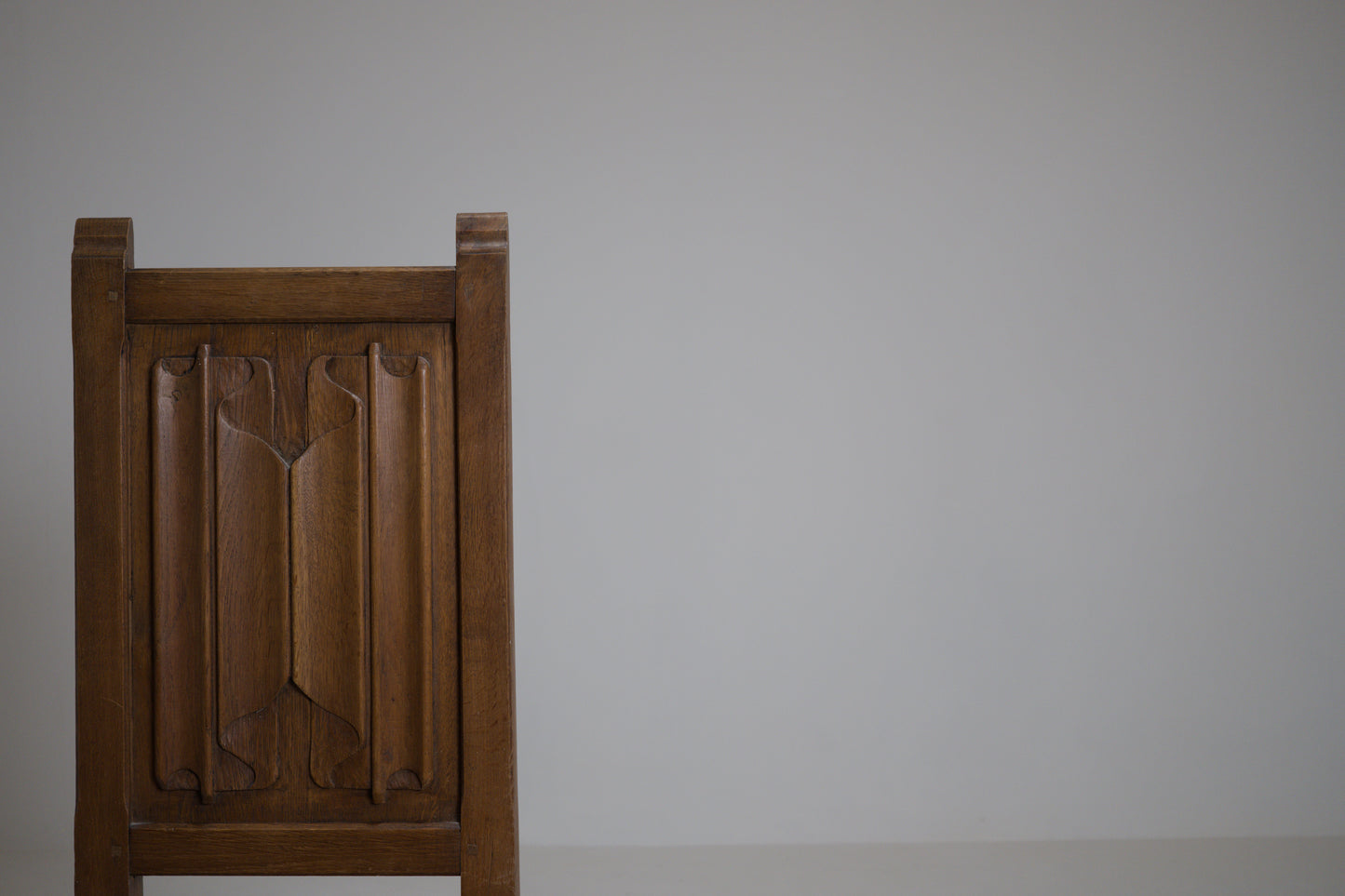 Chaise en chêne sculpté, esprit Joseph Savina