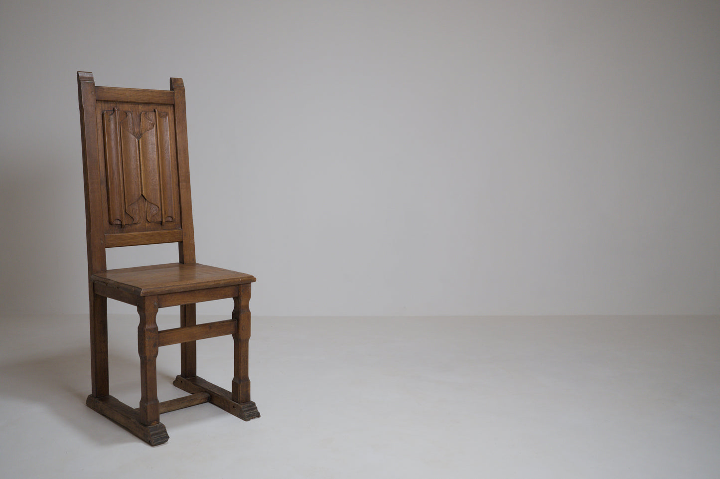 Chaise en chêne sculpté, esprit Joseph Savina