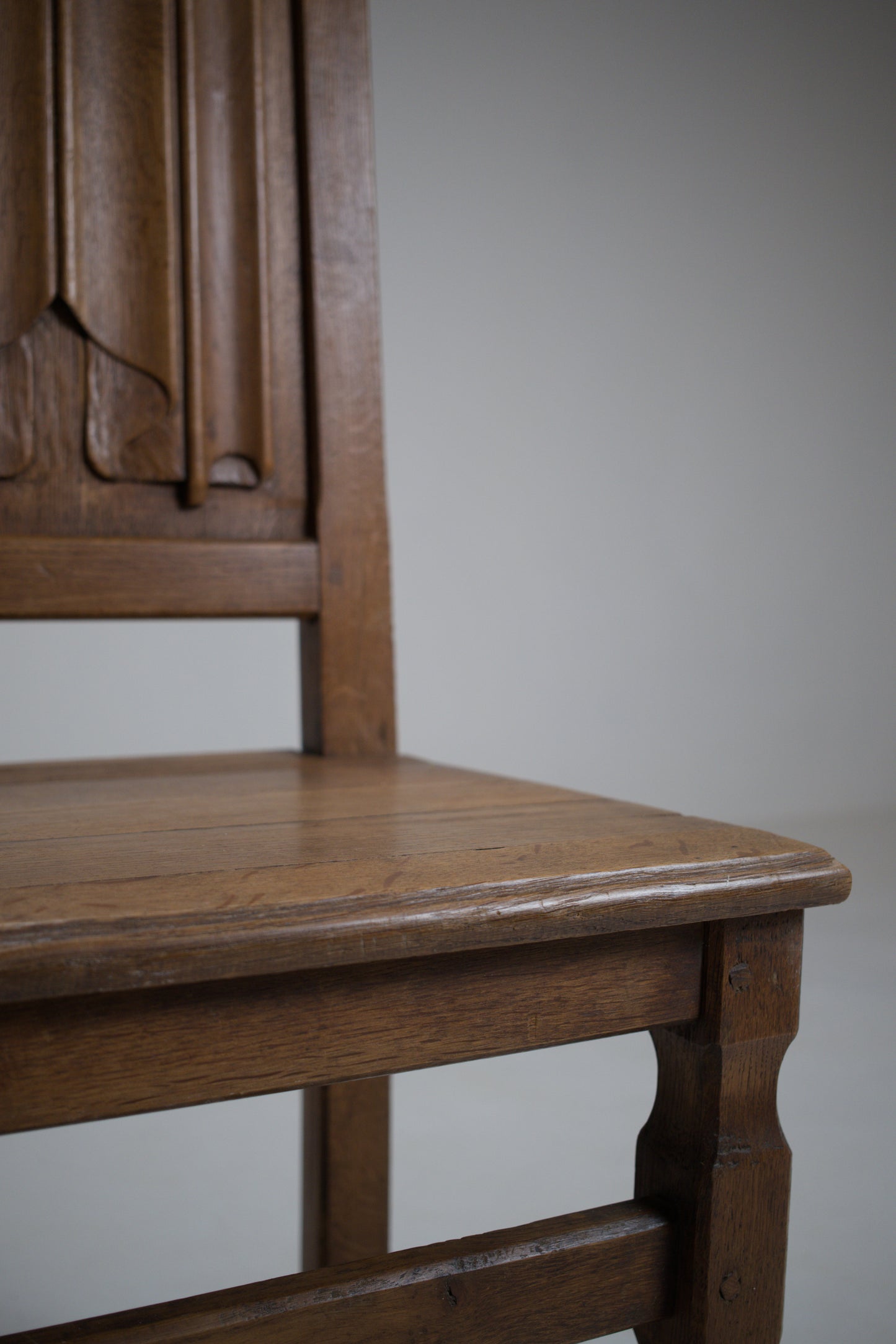 Chaise en chêne sculpté, esprit Joseph Savina