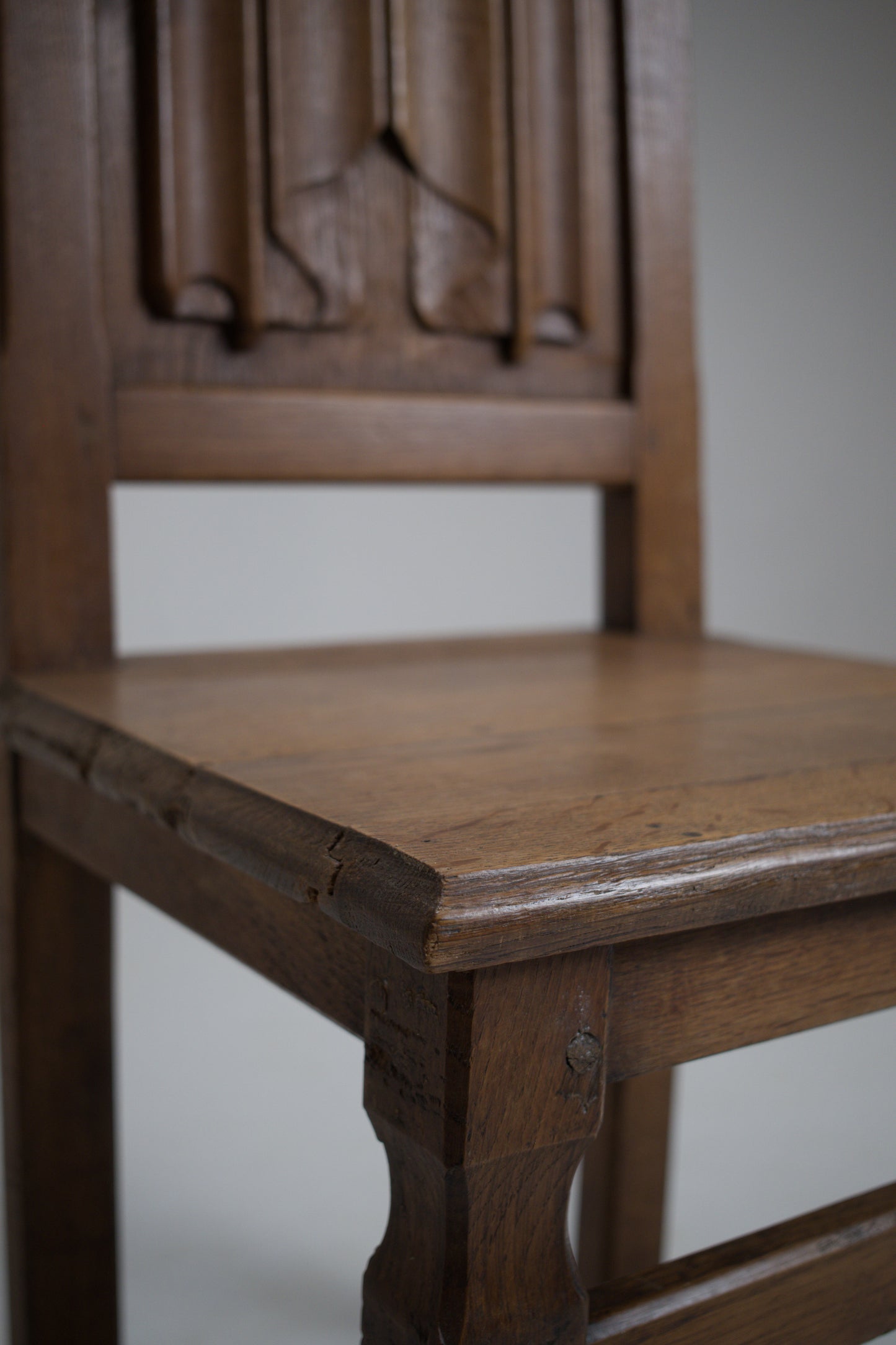 Chaise en chêne sculpté, esprit Joseph Savina