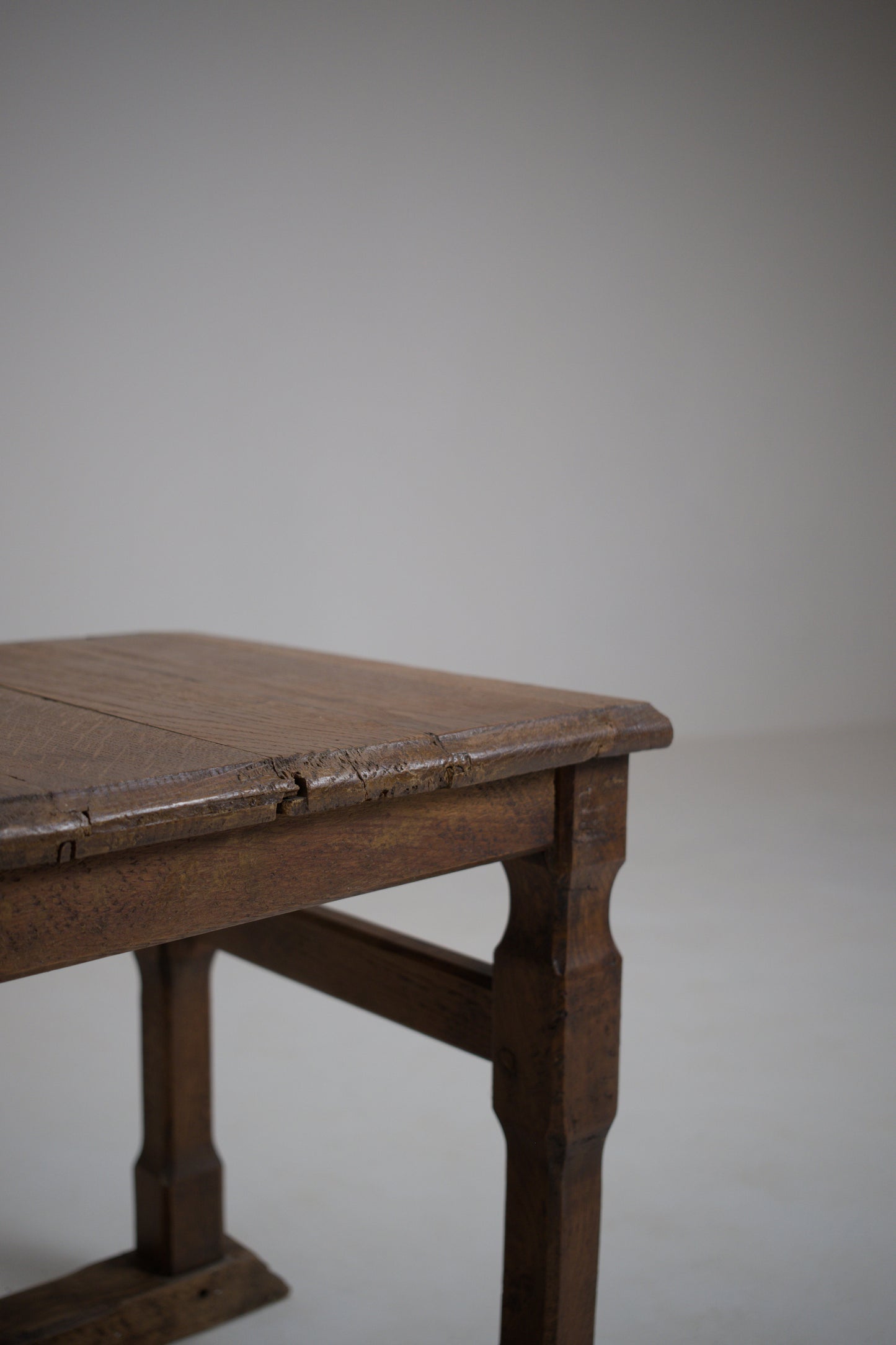 Chaise en chêne sculpté, esprit Joseph Savina