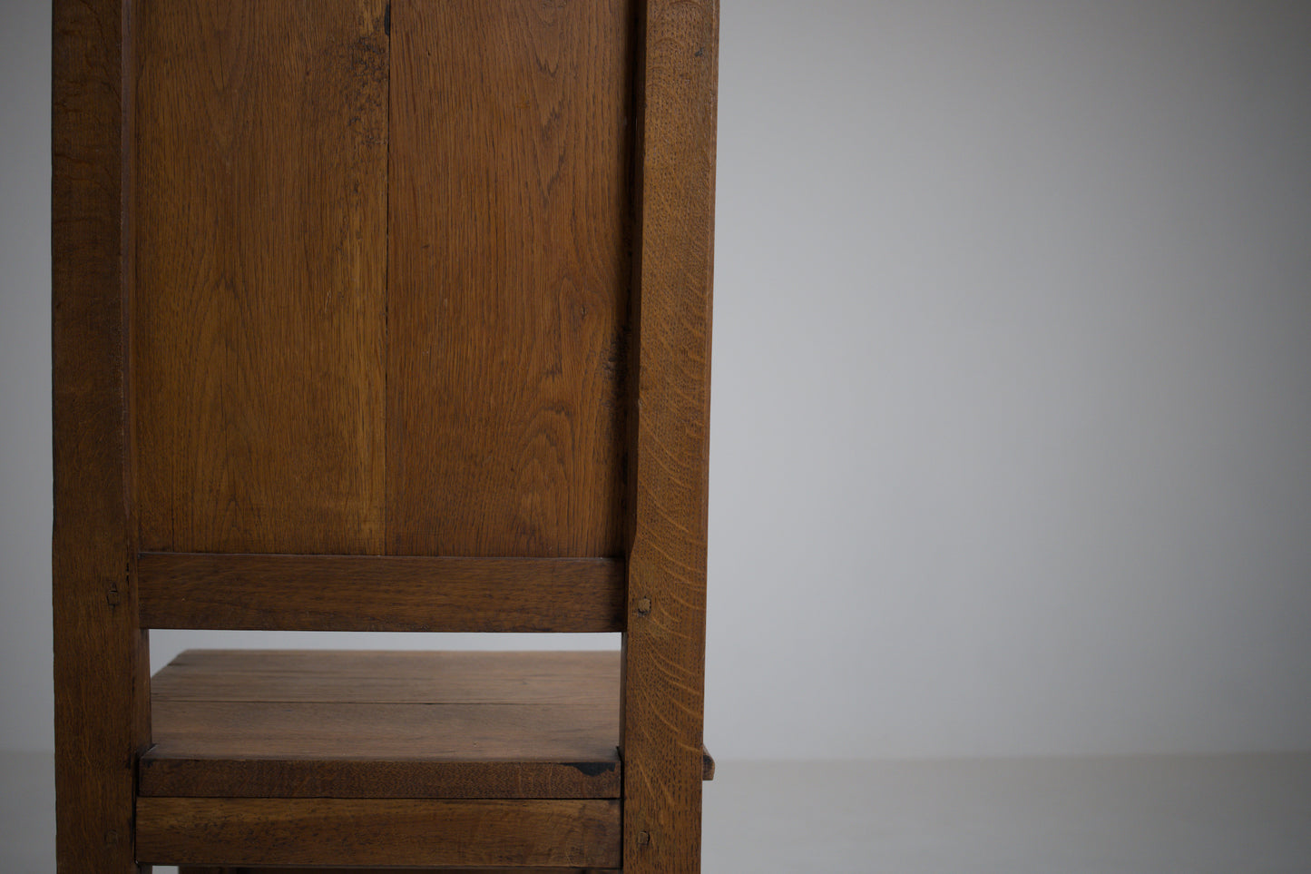 Chaise en chêne sculpté, esprit Joseph Savina