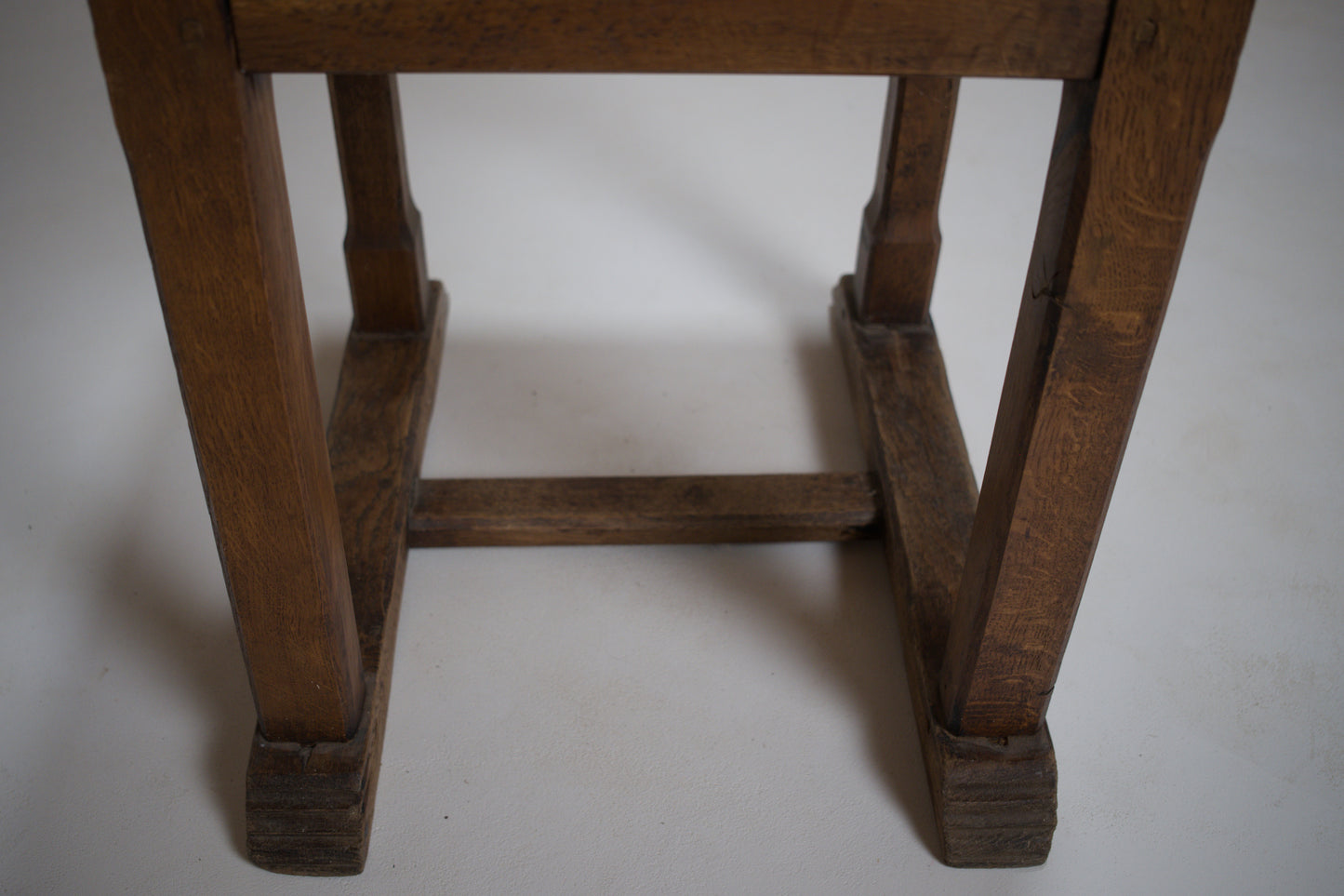 Chaise en chêne sculpté, esprit Joseph Savina