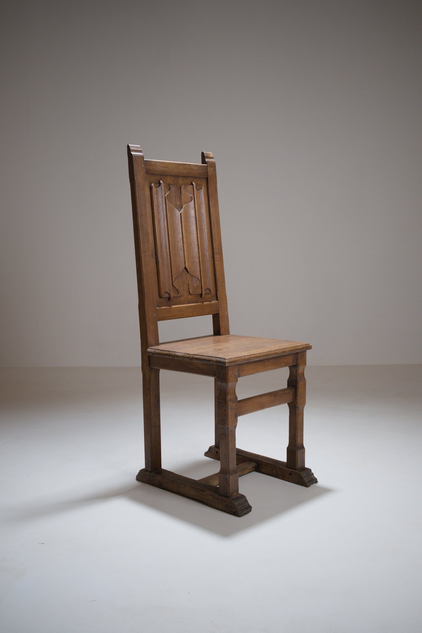 Chaise en chêne sculpté, esprit Joseph Savina