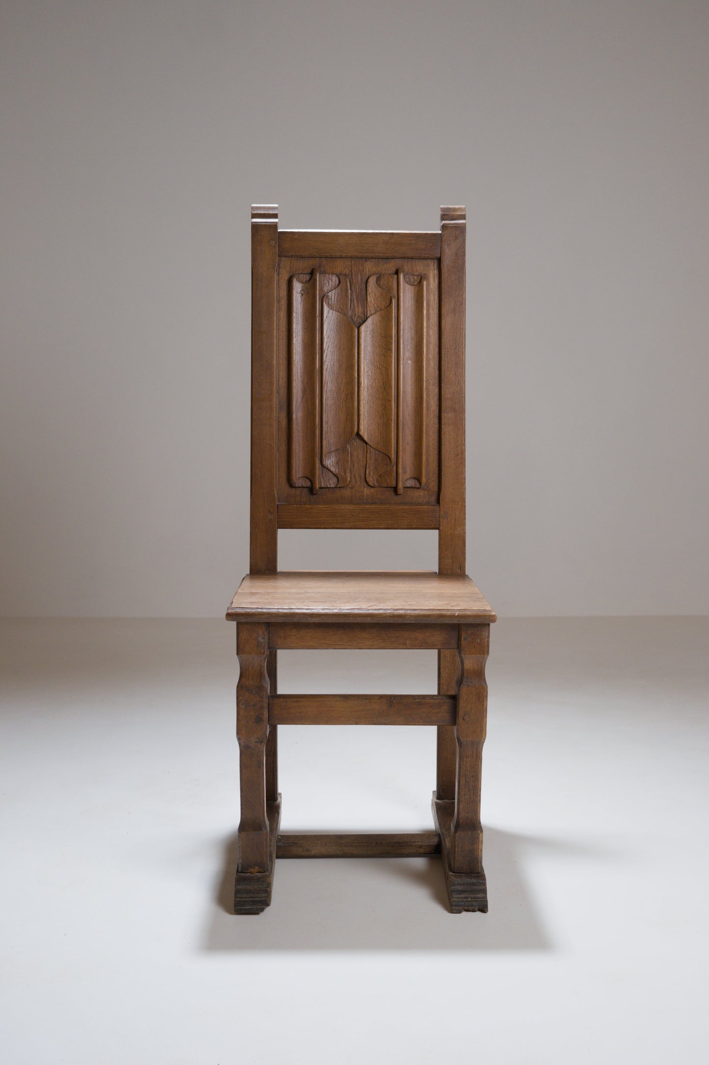 Chaise en chêne sculpté, esprit Joseph Savina