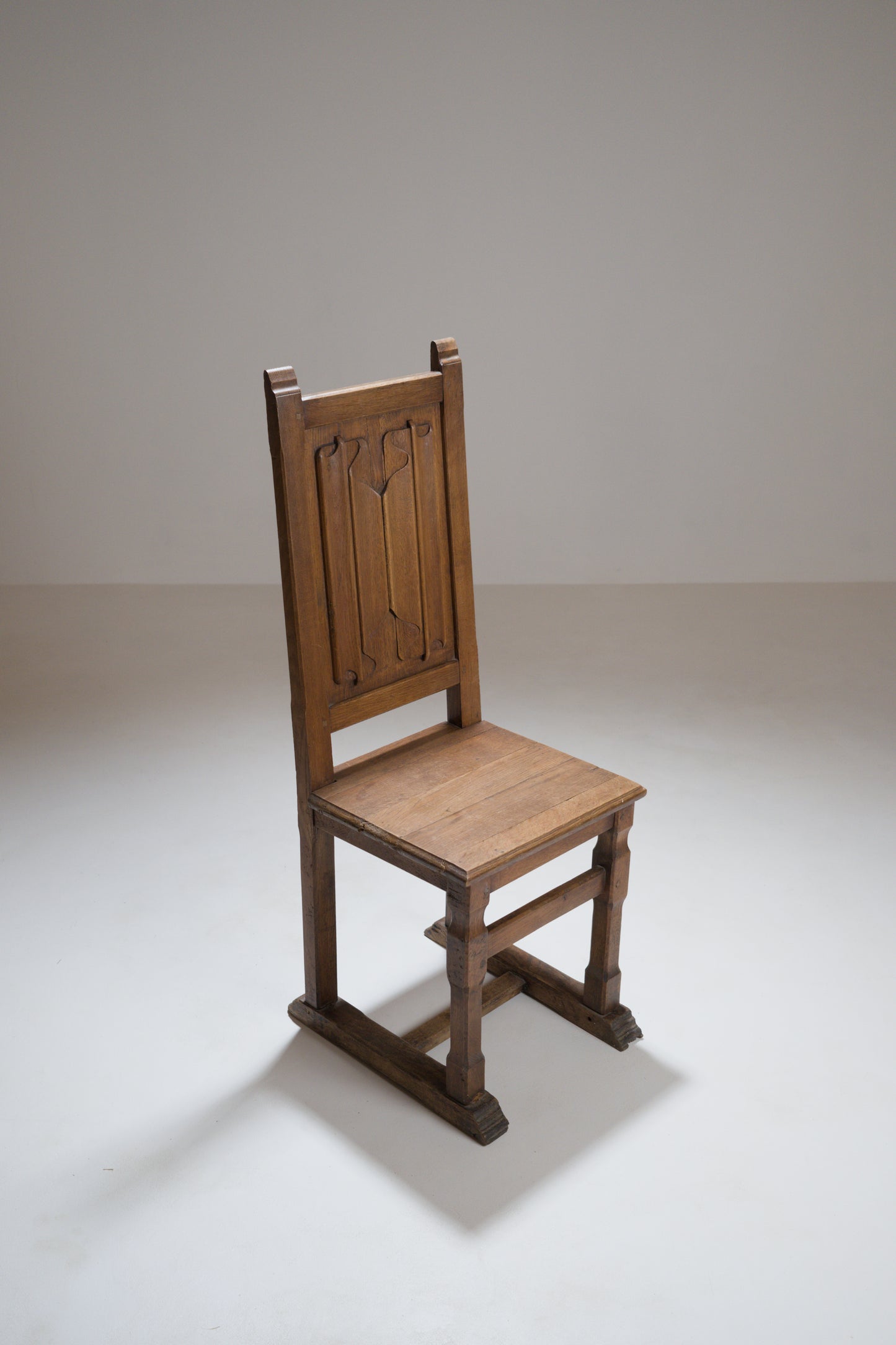 Chaise en chêne sculpté, esprit Joseph Savina