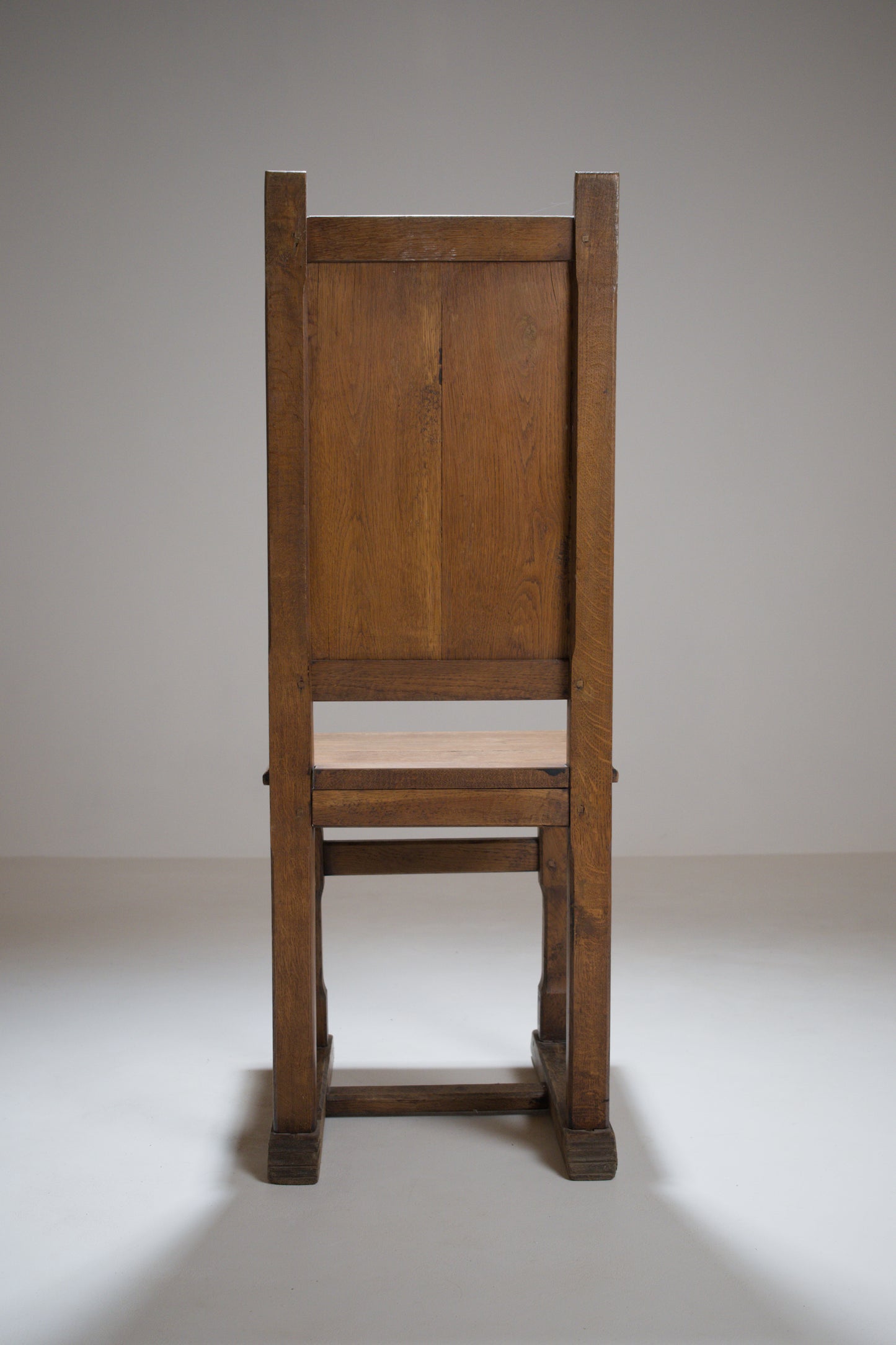 Chaise en chêne sculpté, esprit Joseph Savina