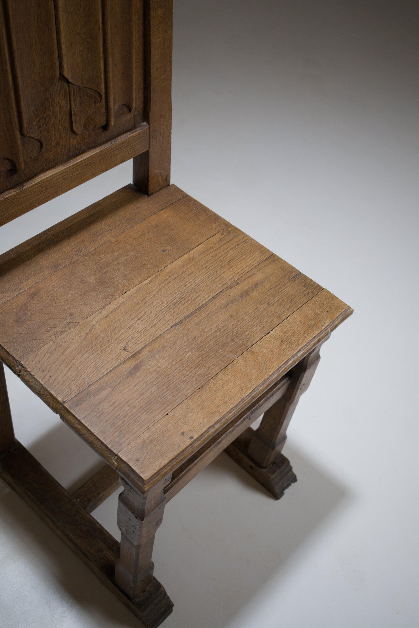 Chaise en chêne sculpté, esprit Joseph Savina