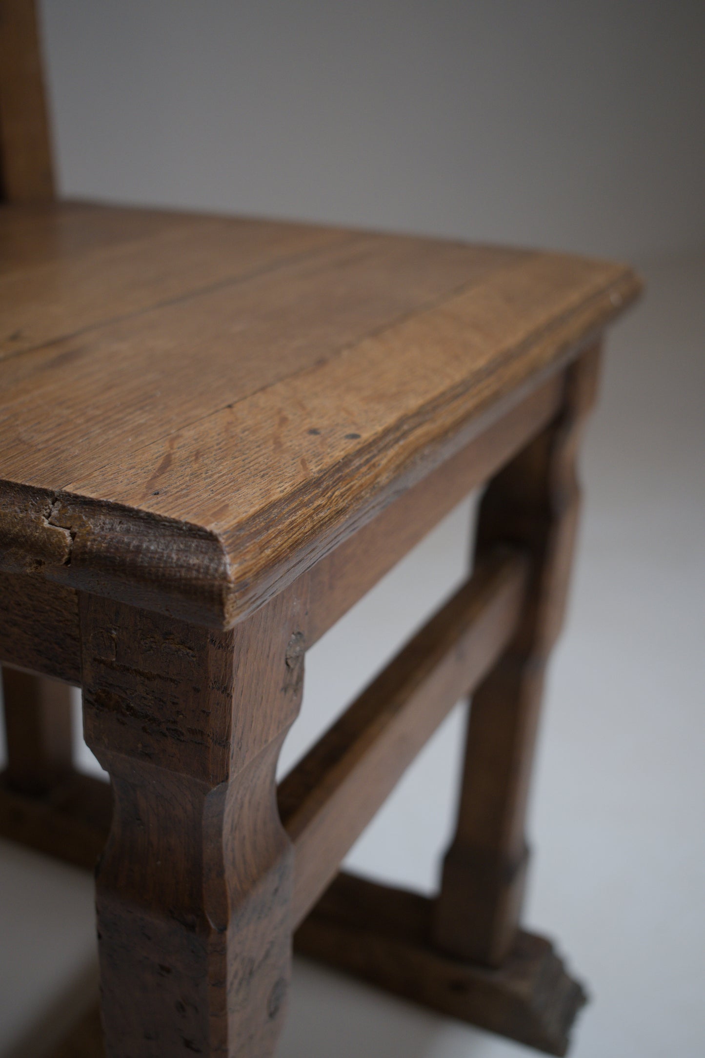 Chaise en chêne sculpté, esprit Joseph Savina