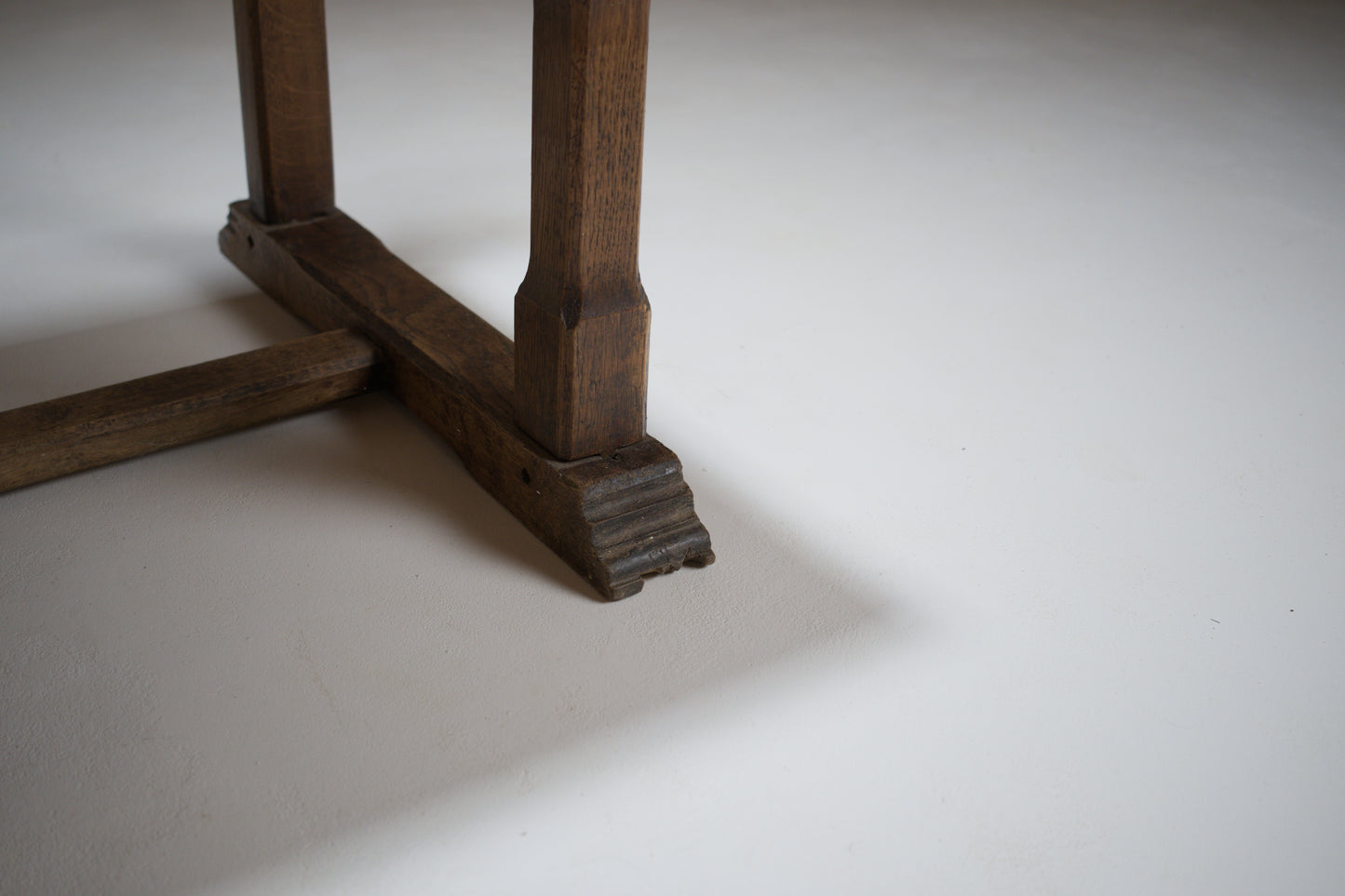 Chaise en chêne sculpté, esprit Joseph Savina