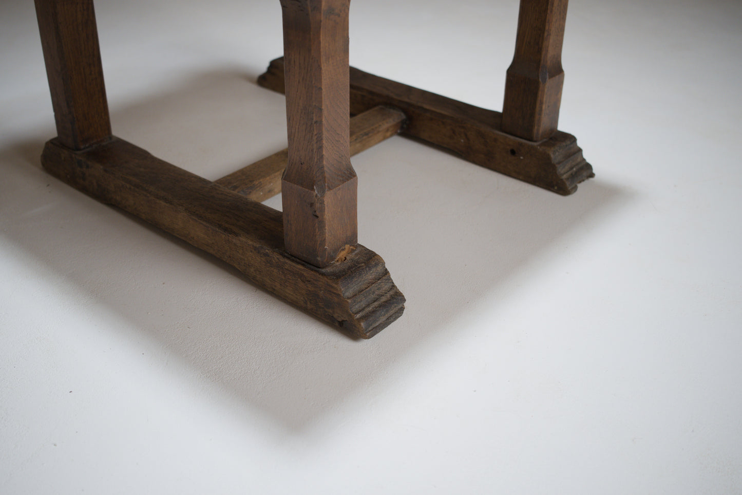 Chaise en chêne sculpté, esprit Joseph Savina
