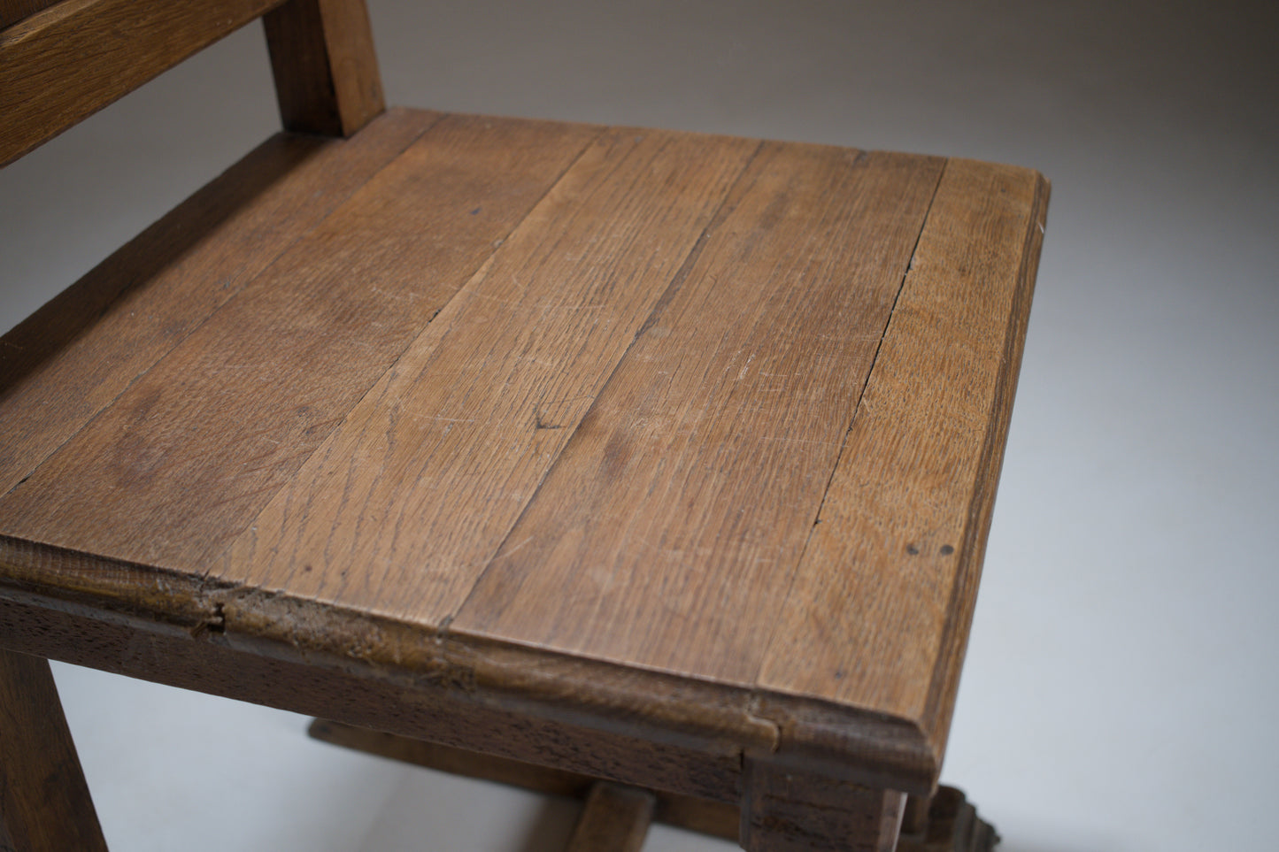 Chaise en chêne sculpté, esprit Joseph Savina