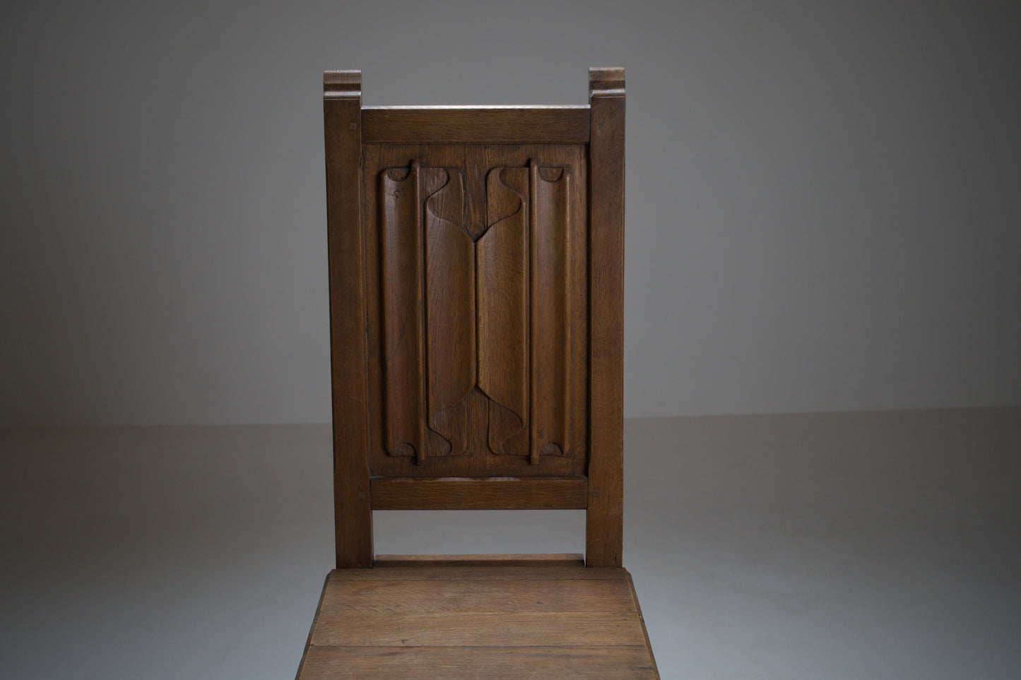 Chaise en chêne sculpté, esprit Joseph Savina