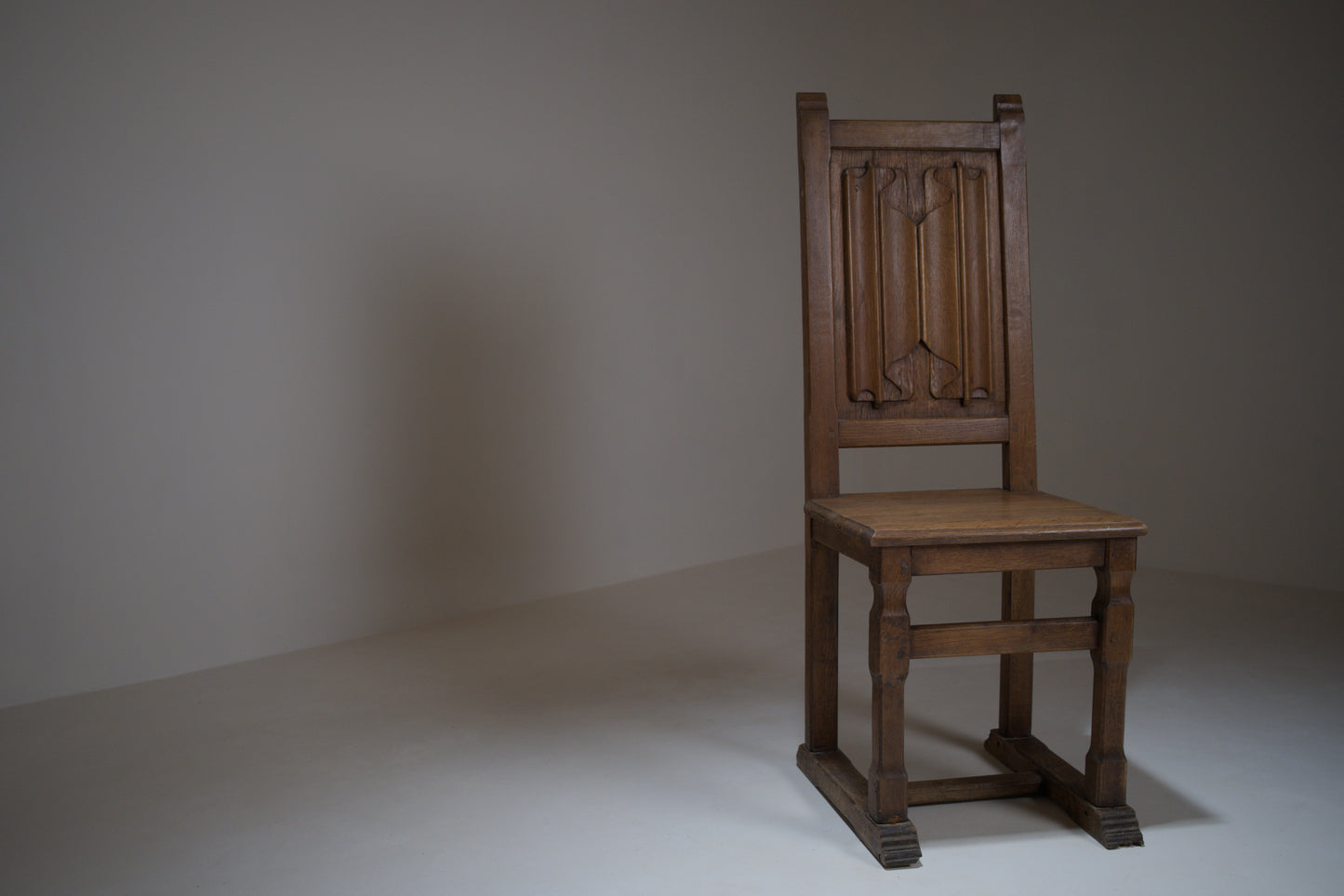 Chaise en chêne sculpté, esprit Joseph Savina