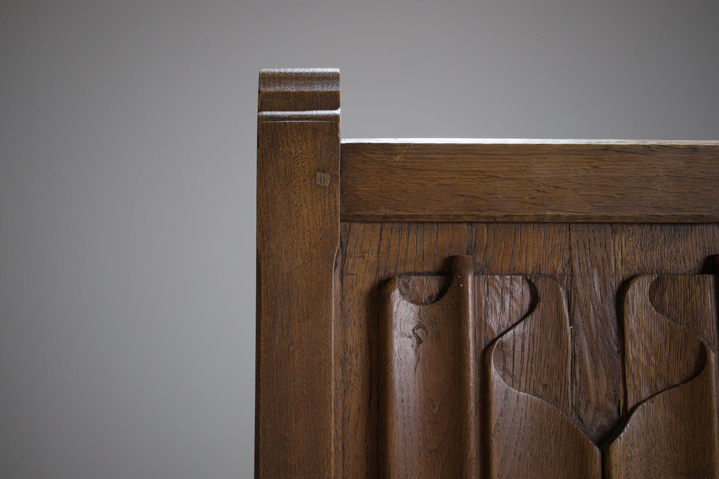 Chaise en chêne sculpté, esprit Joseph Savina