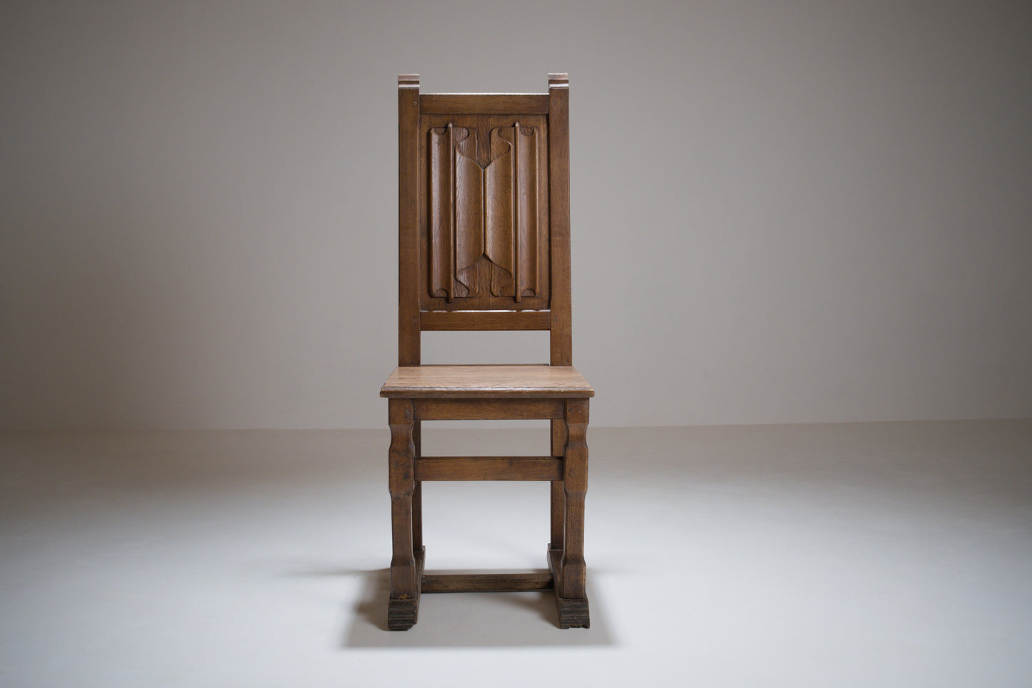Chaise en chêne sculpté, esprit Joseph Savina