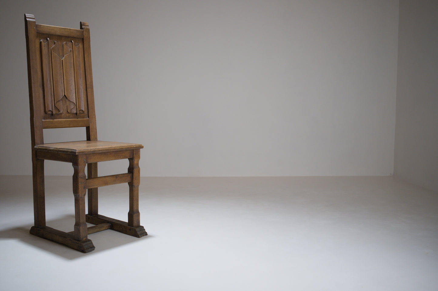 Chaise en chêne sculpté, esprit Joseph Savina