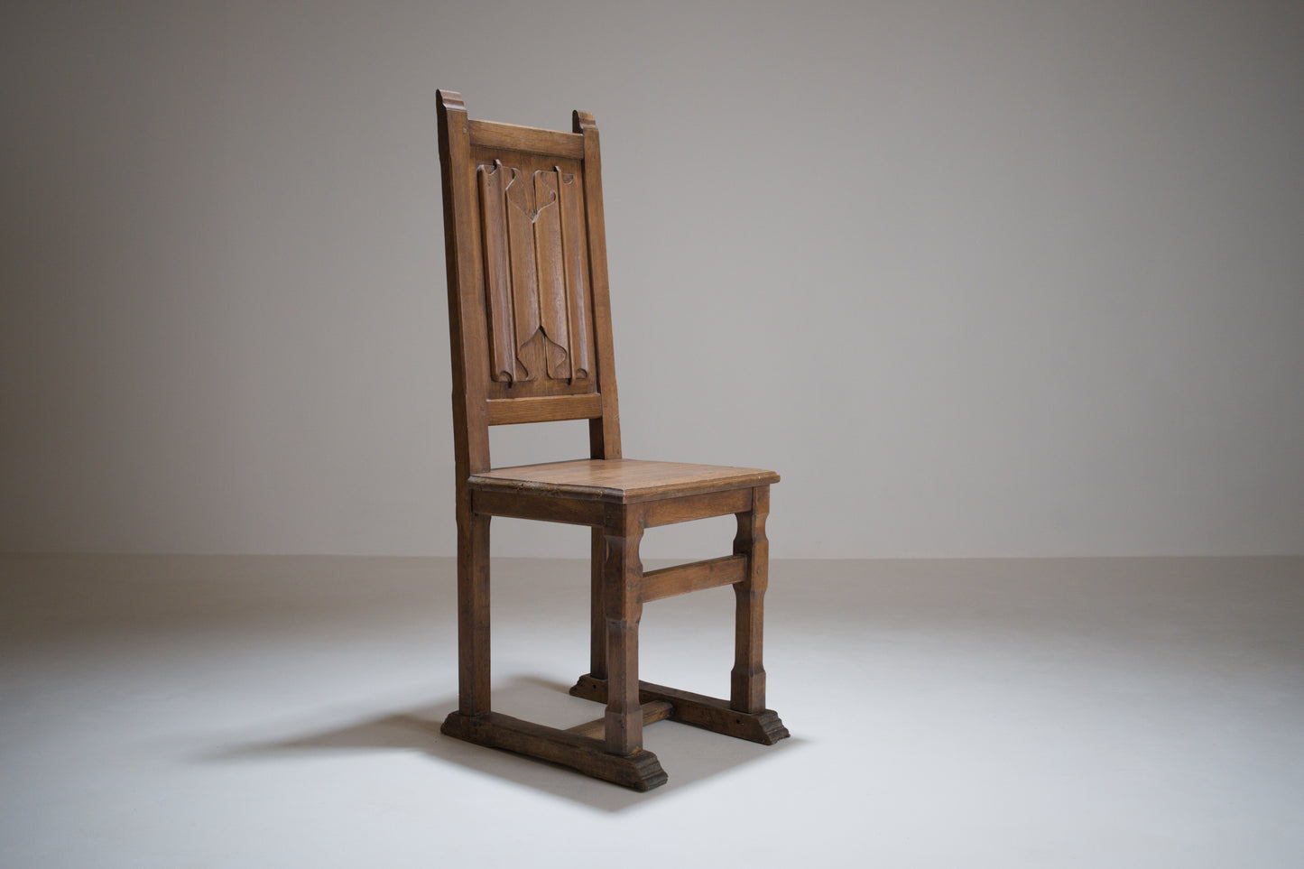 Chaise en chêne sculpté, esprit Joseph Savina