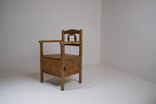 Chaise percée vernaculaire en pin, France, fin XIXe siècle