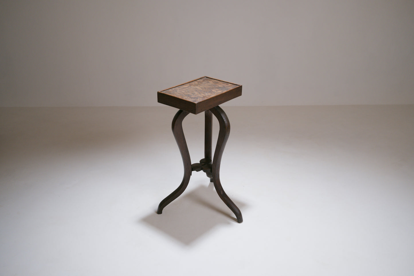 Table d'appoint tripode d'inspiration Sécession