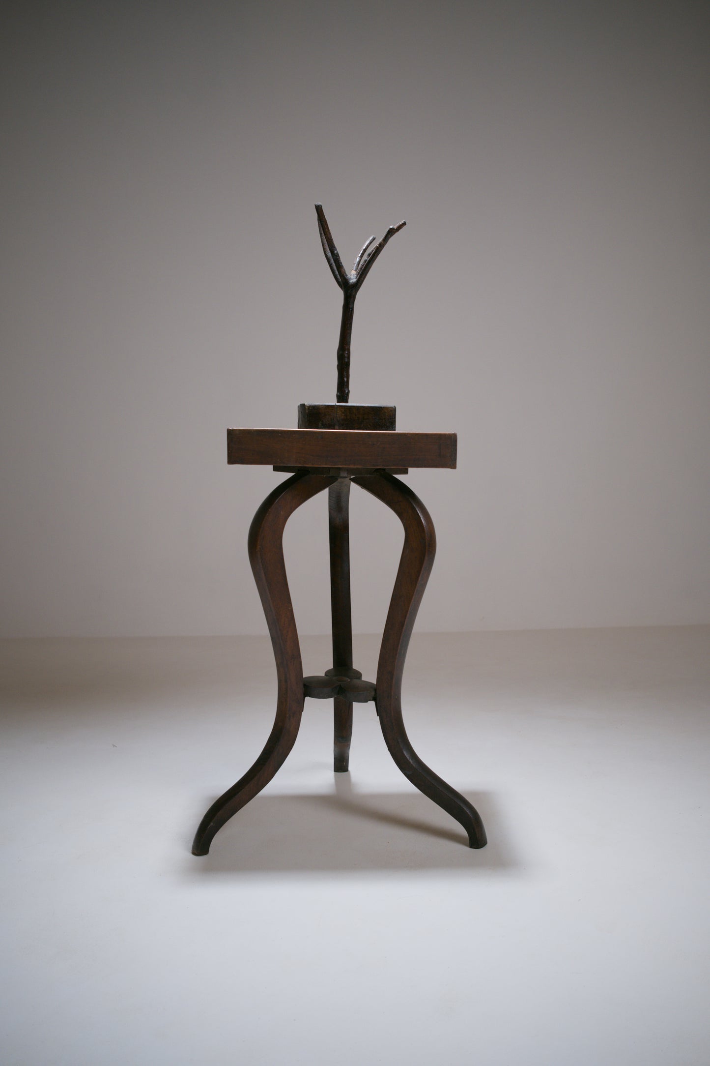 Table d'appoint tripode d'inspiration Sécession