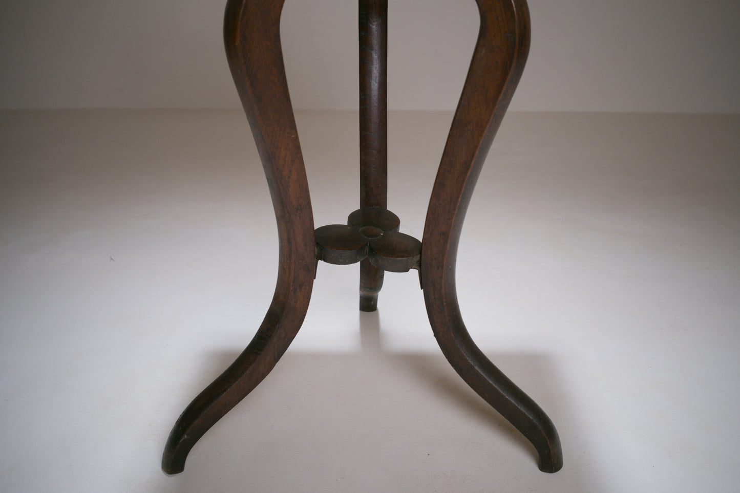 Table d'appoint tripode d'inspiration Sécession