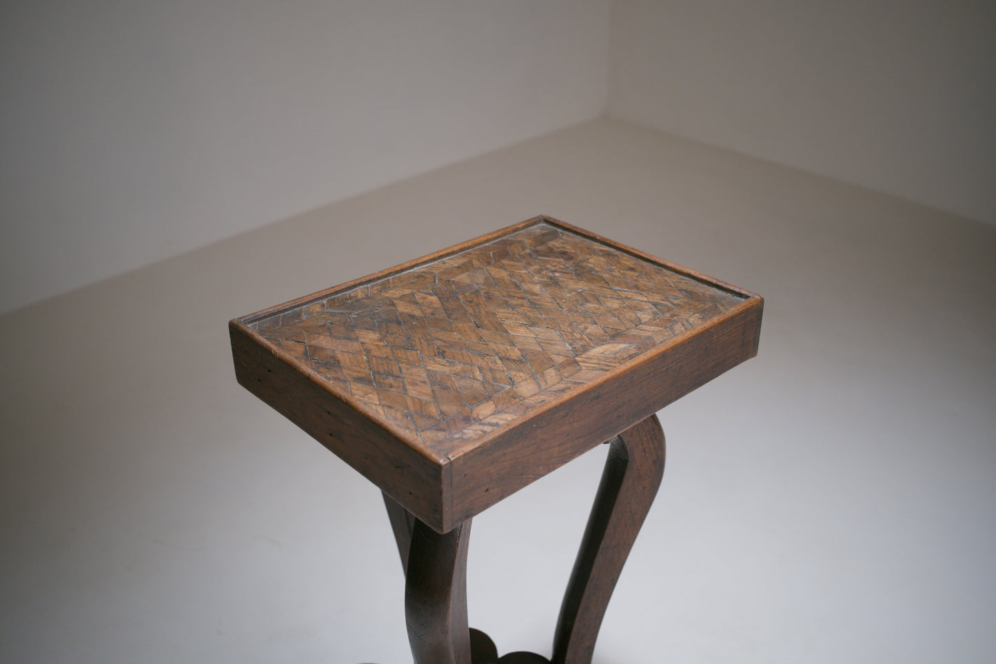 Table d'appoint tripode d'inspiration Sécession