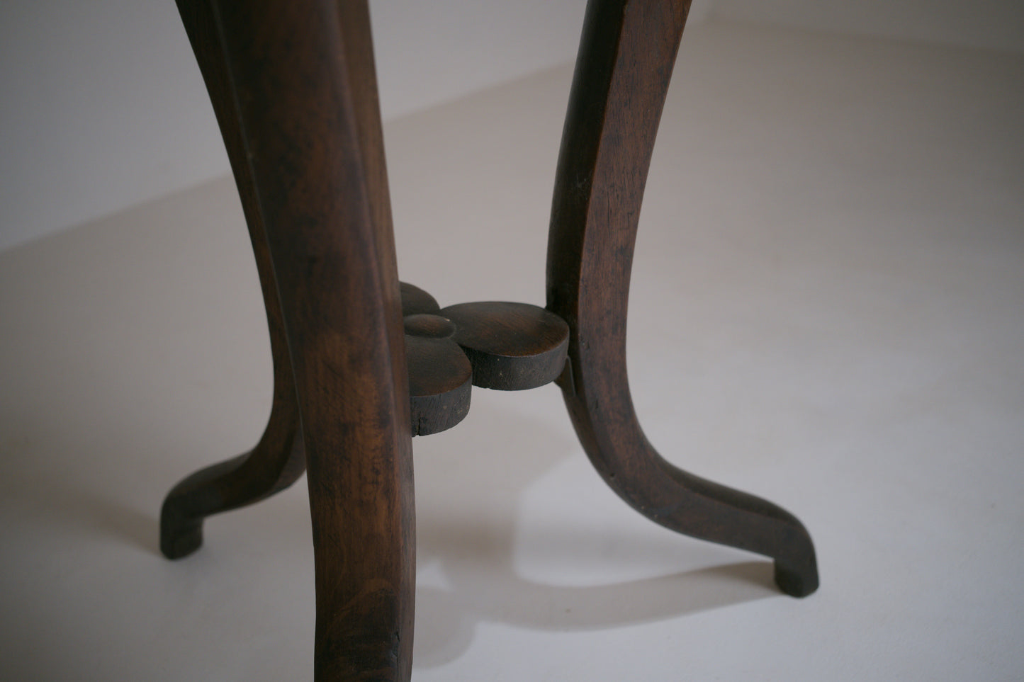 Table d'appoint tripode d'inspiration Sécession