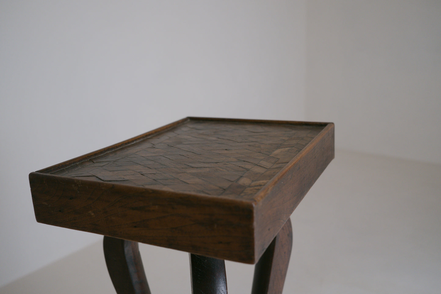Table d'appoint tripode d'inspiration Sécession