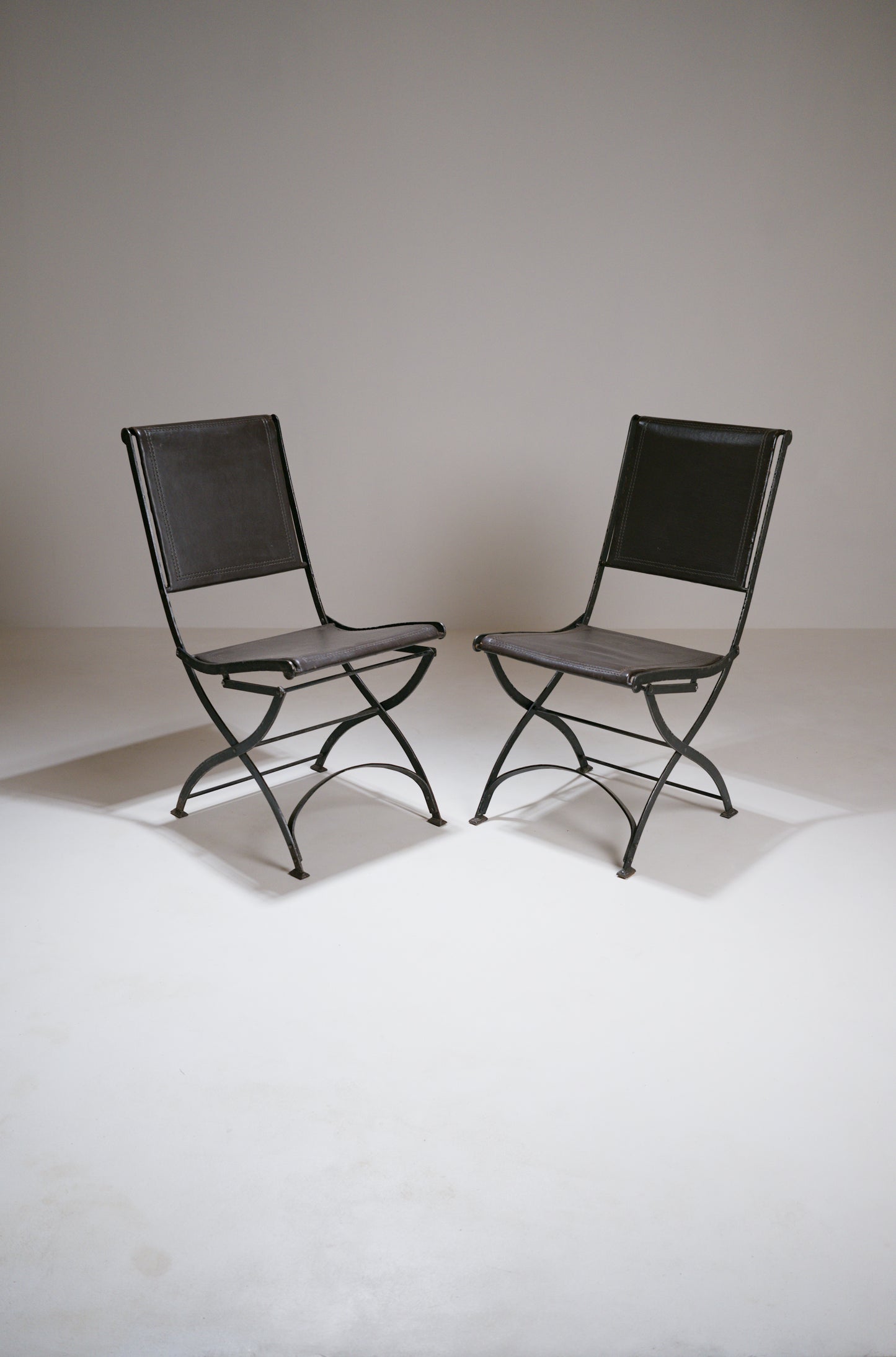 Chaise pliante en fer forgé et cuir - 1950