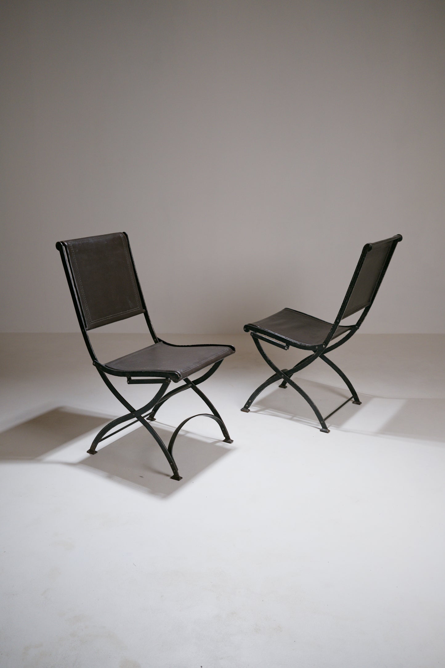 Chaise pliante en fer forgé et cuir - 1950