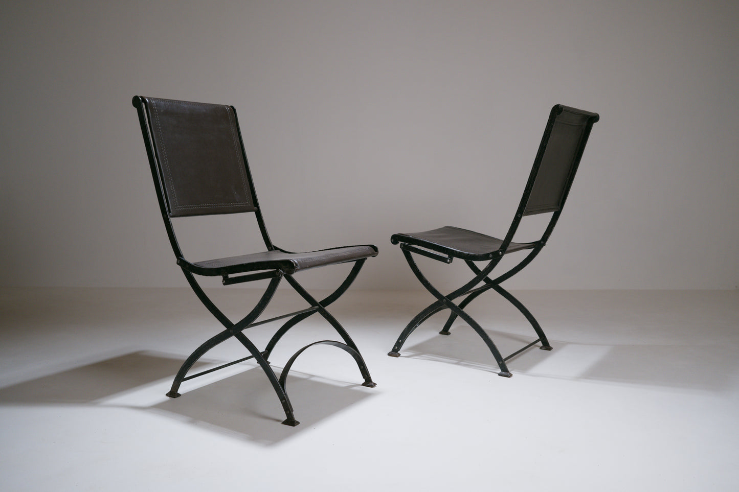 Chaise pliante en fer forgé et cuir - 1950
