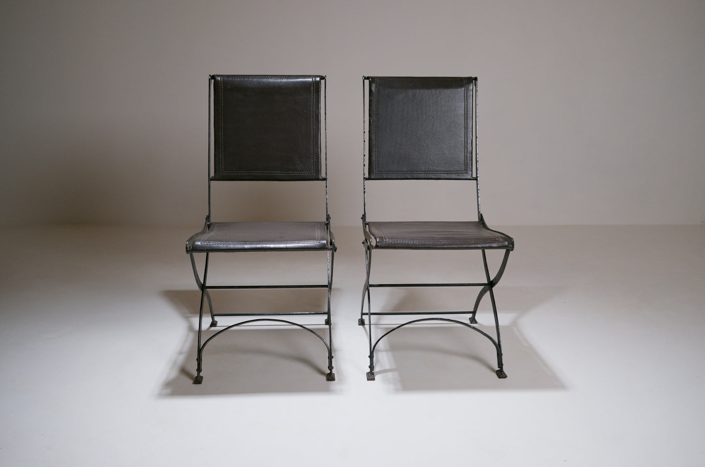 Chaise pliante en fer forgé et cuir - 1950