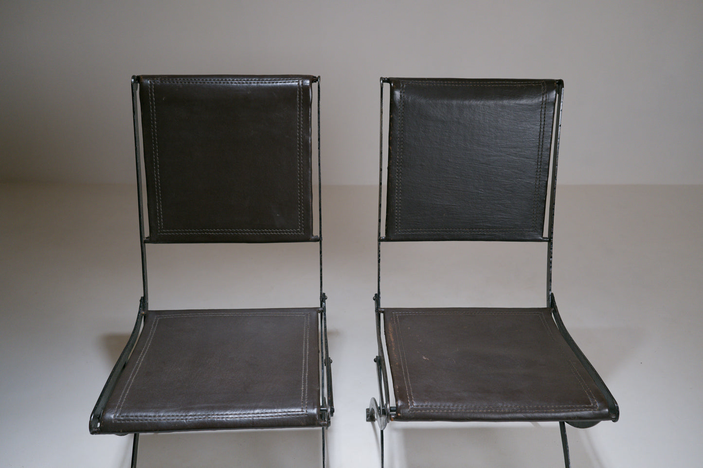 Chaise pliante en fer forgé et cuir - 1950