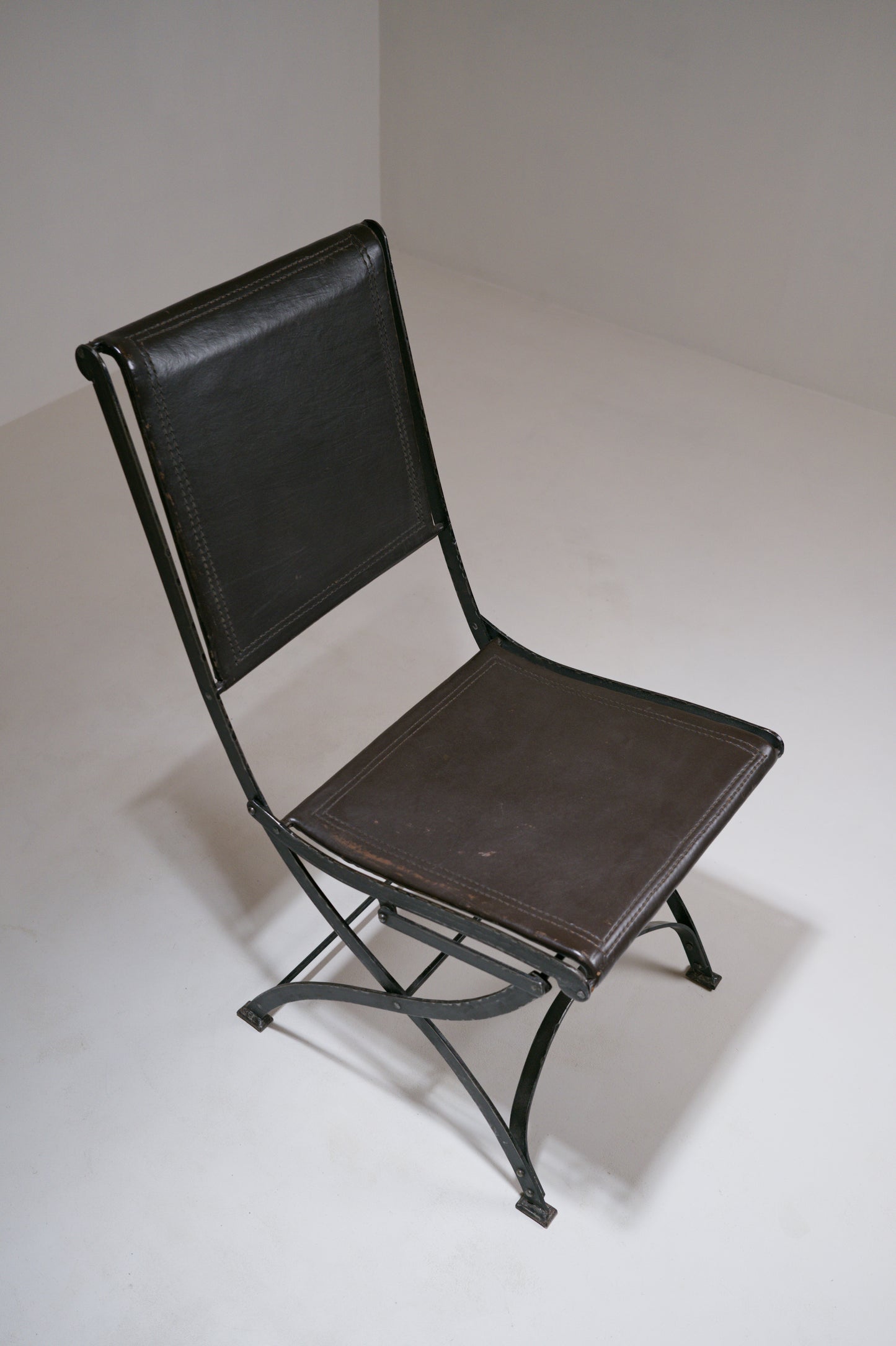 Chaise pliante en fer forgé et cuir - 1950