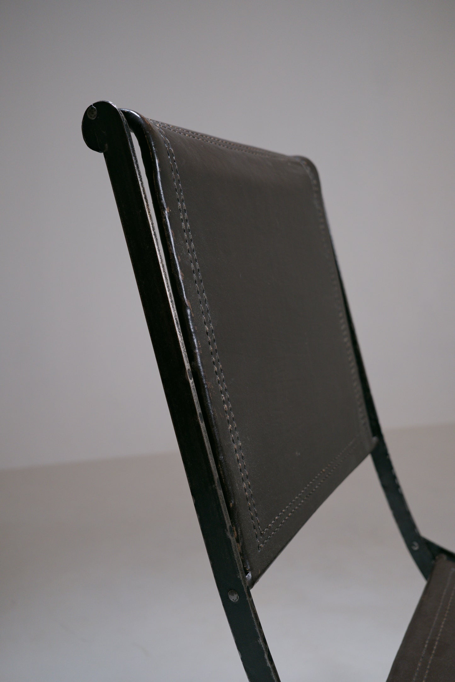 Chaise pliante en fer forgé et cuir - 1950