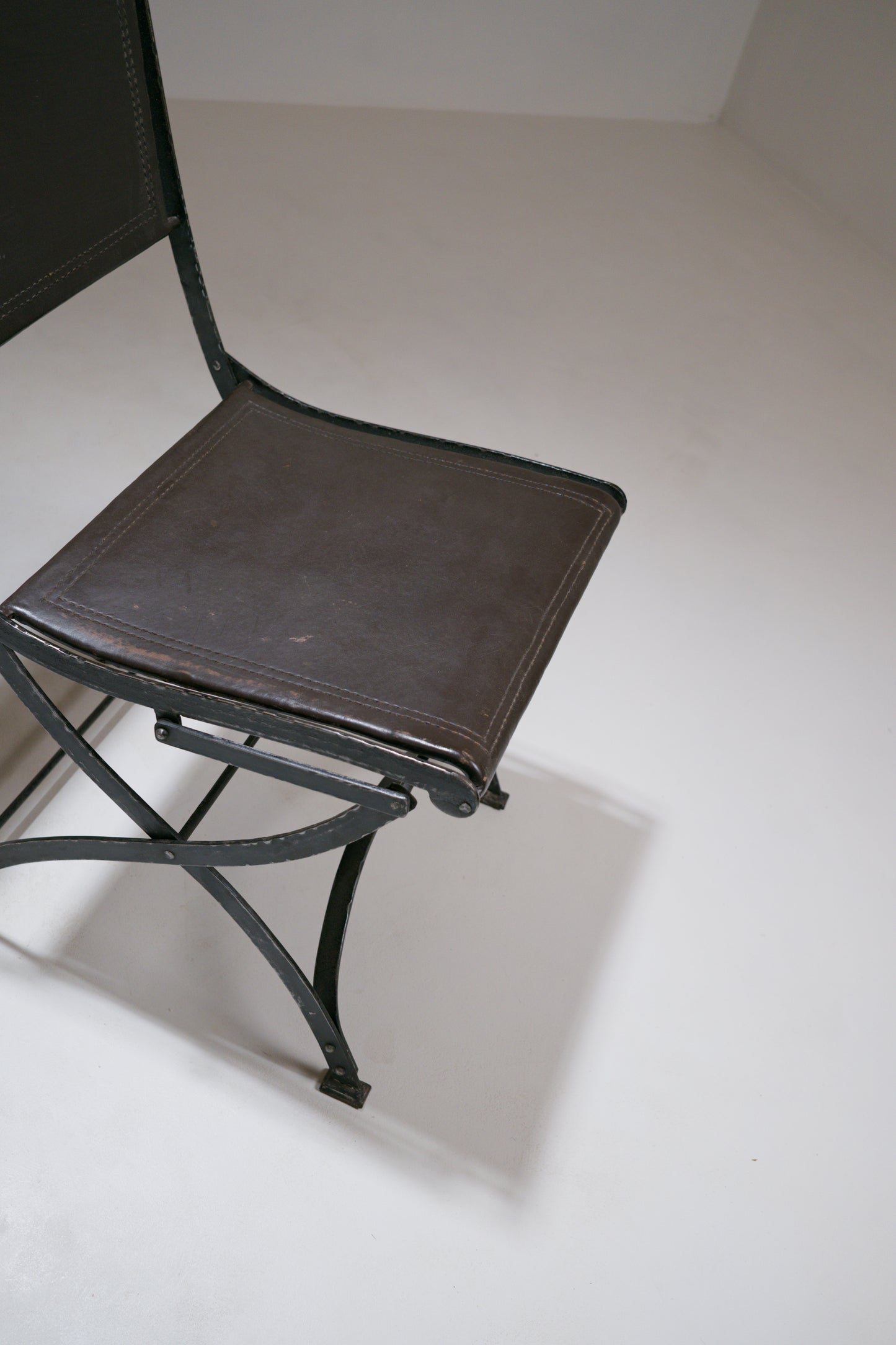 Chaise pliante en fer forgé et cuir - 1950